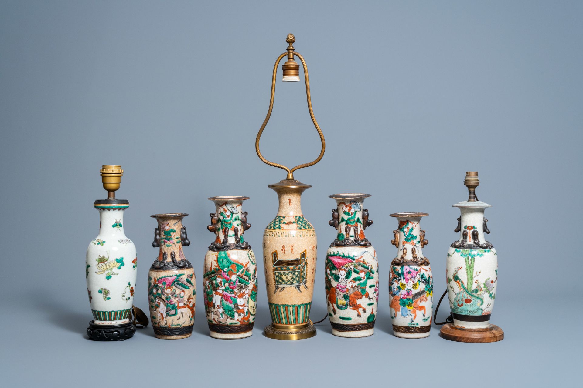 A varied collection of Chinese Nanking crackle glazed famille rose and verte porcelain, 19th/20th C. - Bild 2 aus 7