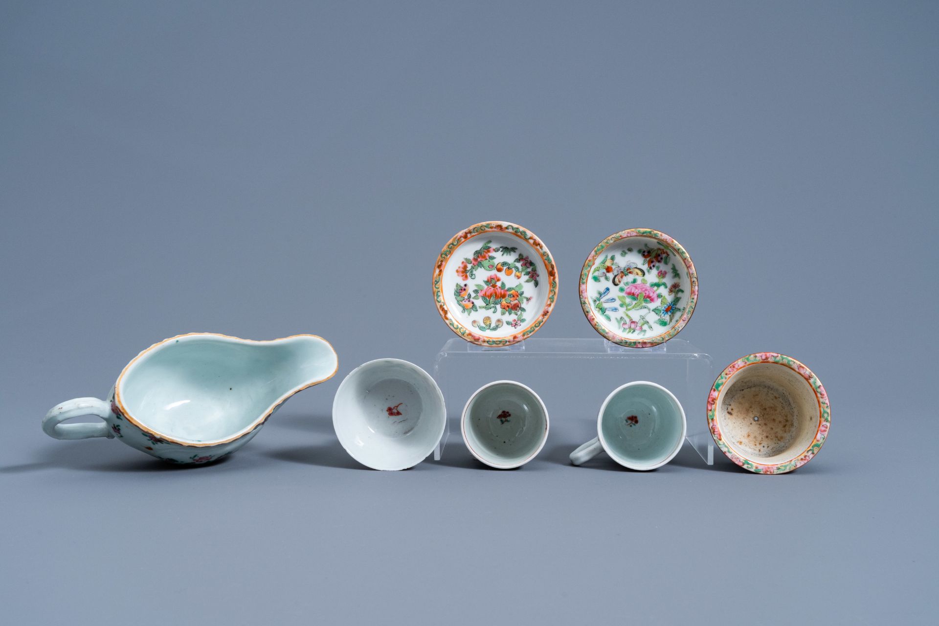 A varied collection of Chinese famille rose porcelain, 18th/19th C. - Bild 8 aus 9
