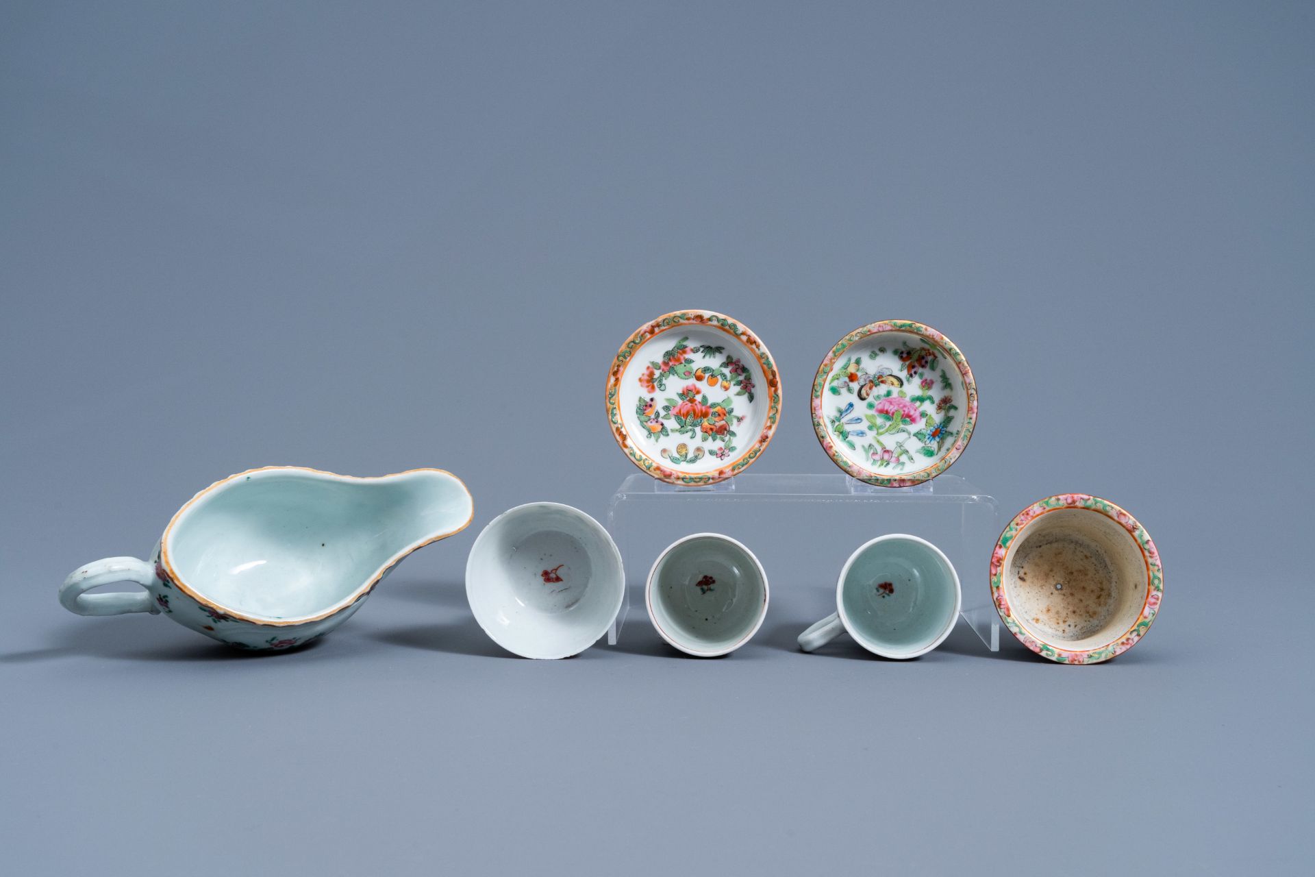 A varied collection of Chinese famille rose porcelain, 18th/19th C. - Image 8 of 9