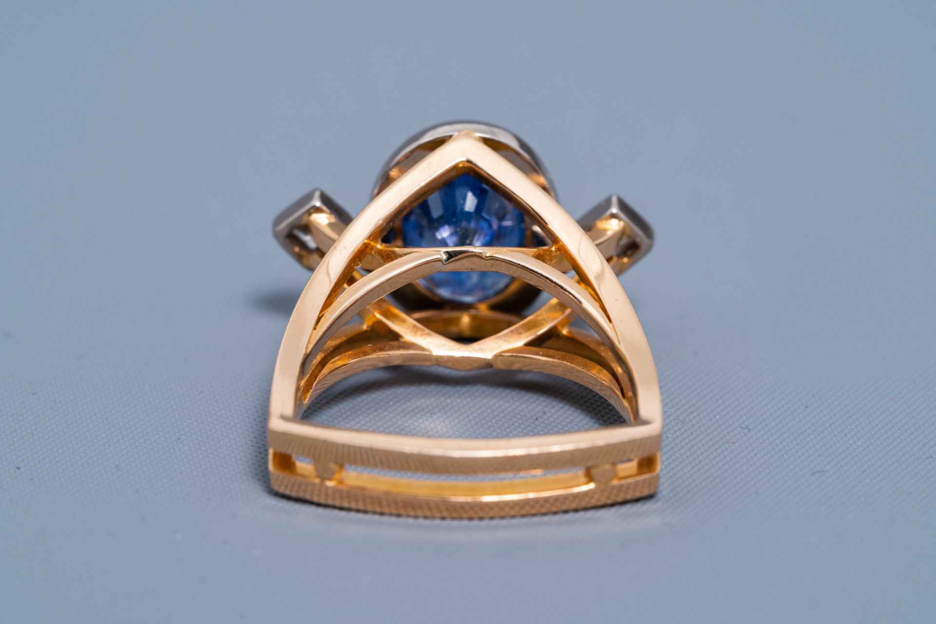 An 18 carat yellow and white gold ring set with a blue sapphire and two diamonds, 20th C. - Image 4 of 7