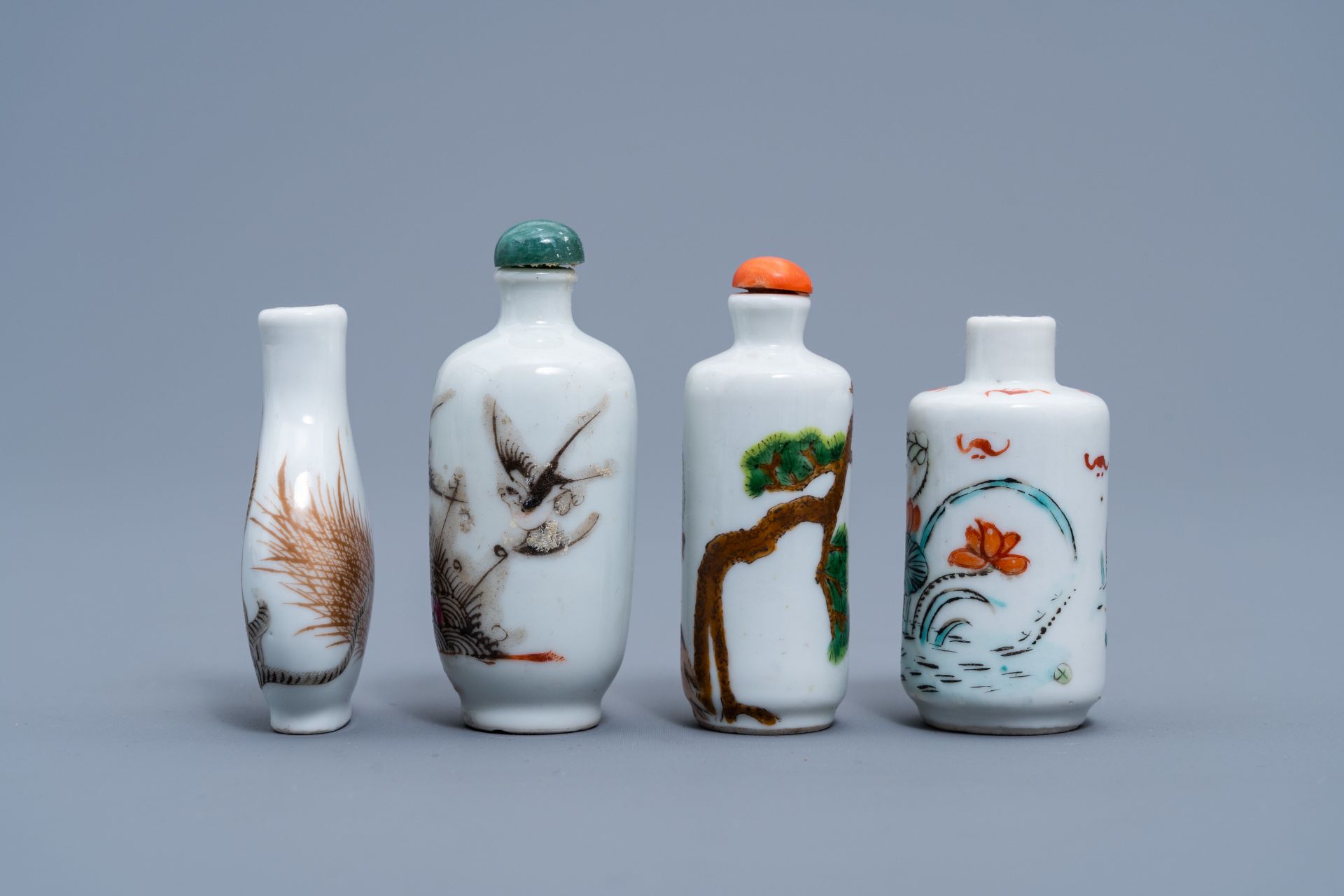 Four various Chinese polychrome enamelled snuff bottles, 19th/20th C. - Image 2 of 6