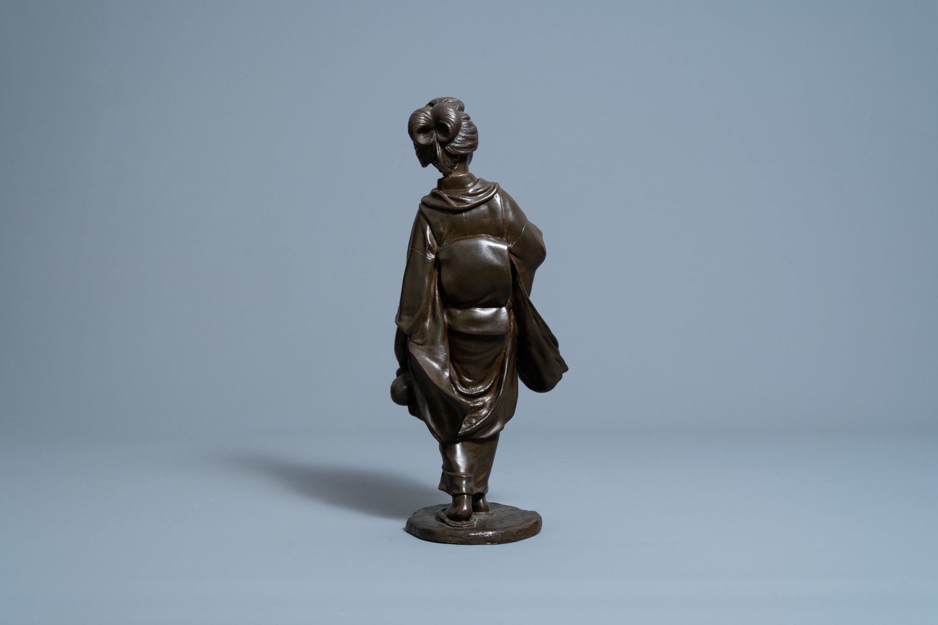 A Japanese bronze okimono of a lady with a gourd, signed Seiya, Meiji, 19th C. - Image 6 of 10