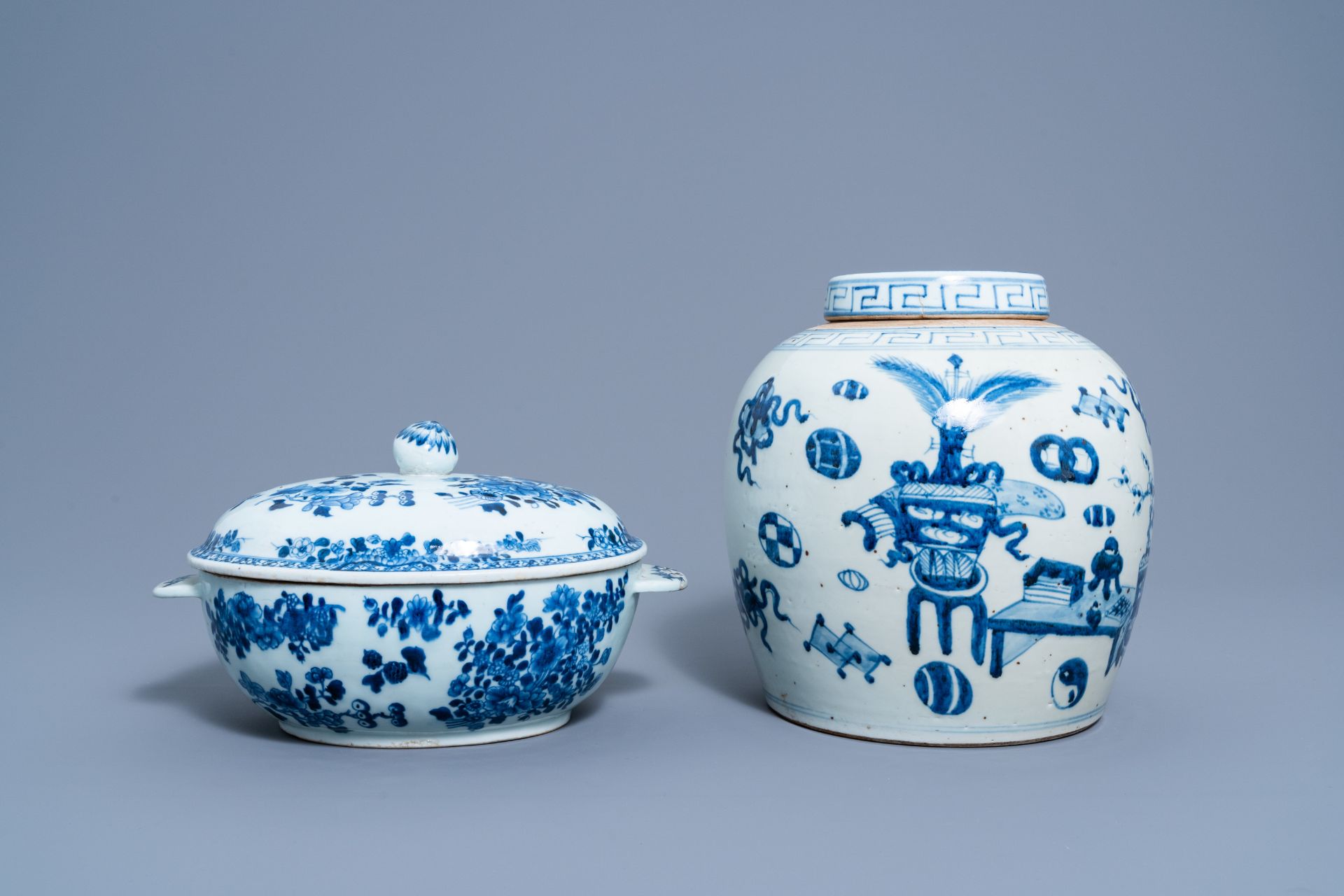 A Chinese blue and white 'antiquities' jar and cover and a tureen and cover with floral design, Qian - Image 3 of 8