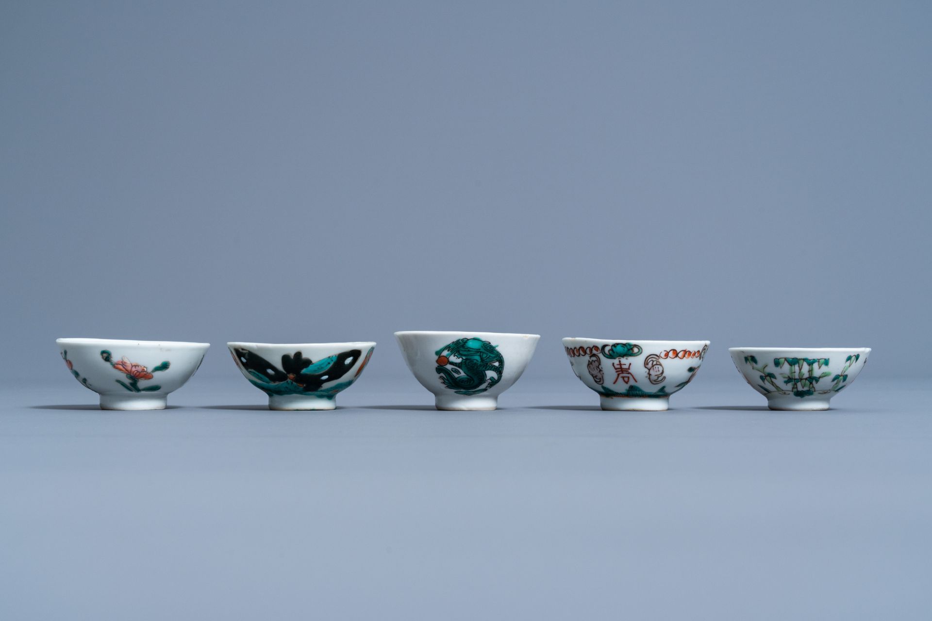 A varied collection of Chinese famille rose and iron red porcelain, 19th/20th C. - Bild 10 aus 15