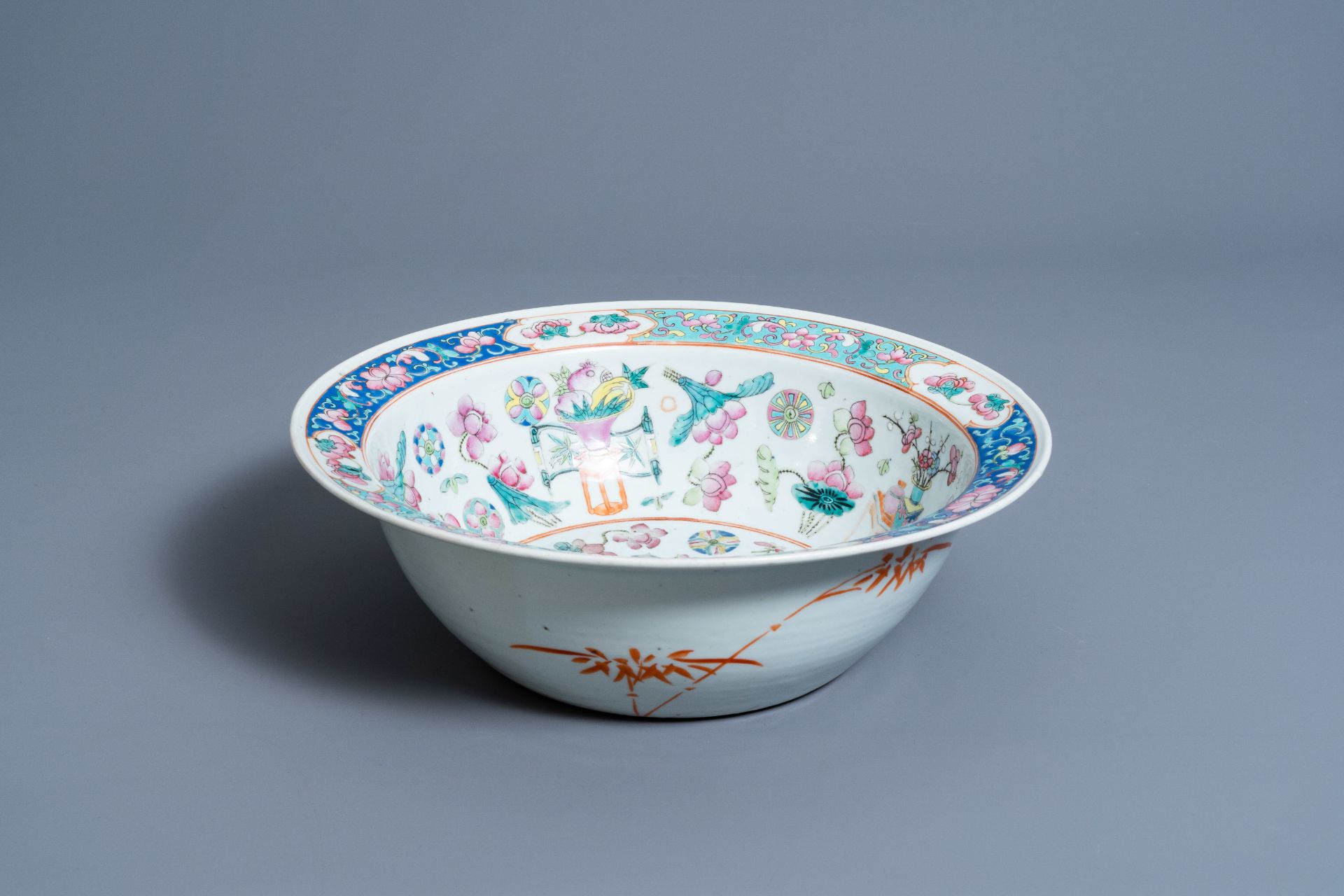 A Chinese famille rose 'antiquities' bowl, 19th C. - Bild 3 aus 7
