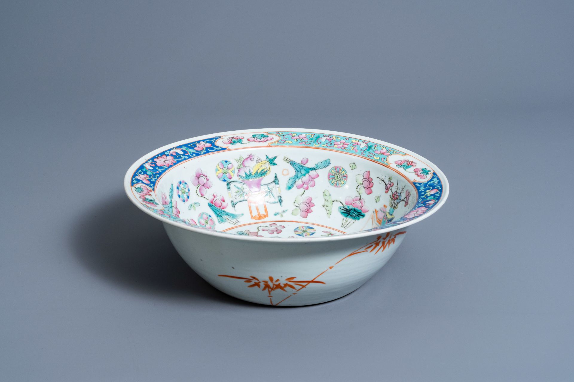 A Chinese famille rose 'antiquities' bowl, 19th C. - Image 3 of 7