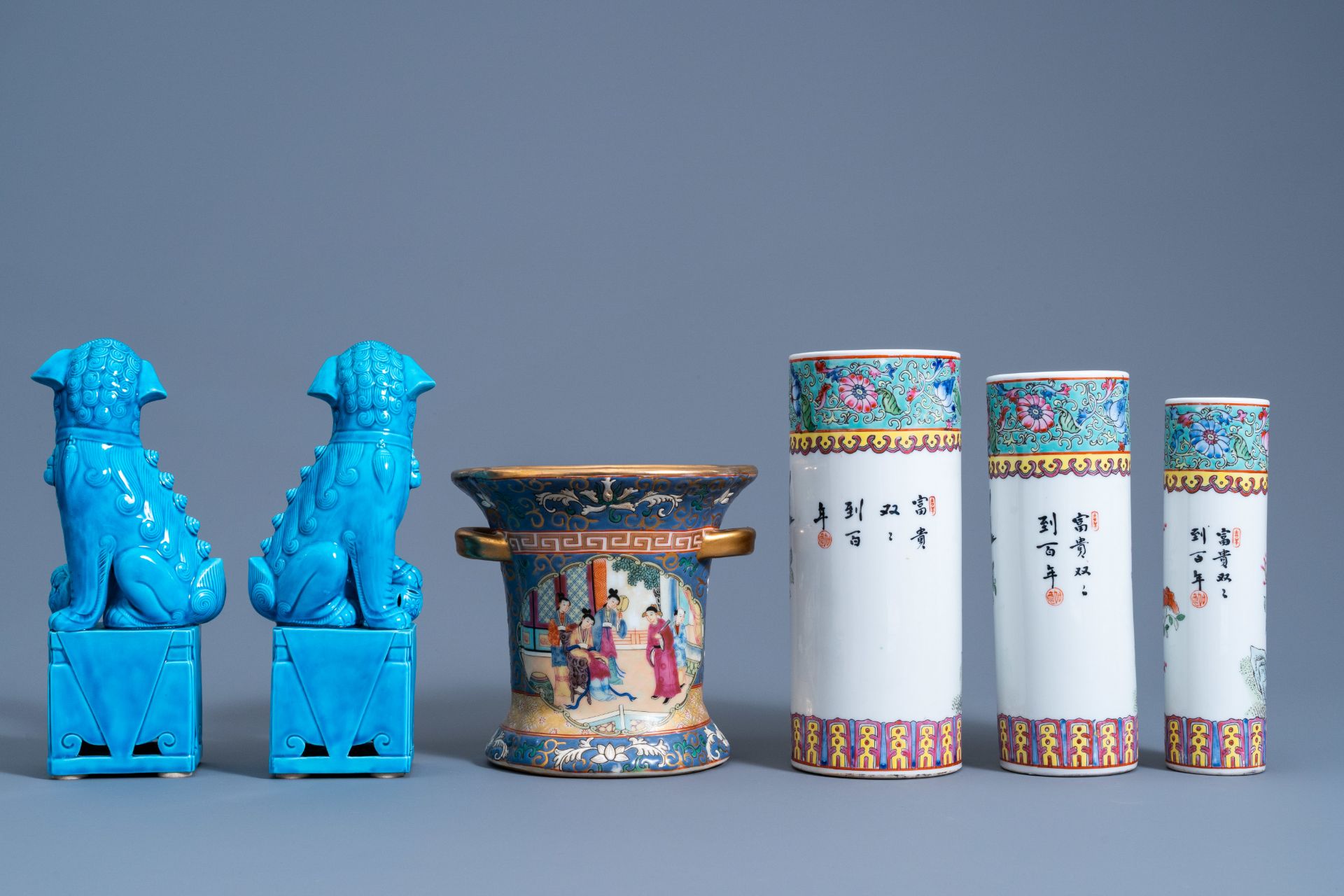 A varied collection of Chinese famille rose and turquoise glazed porcelain, 20th C. - Image 4 of 14