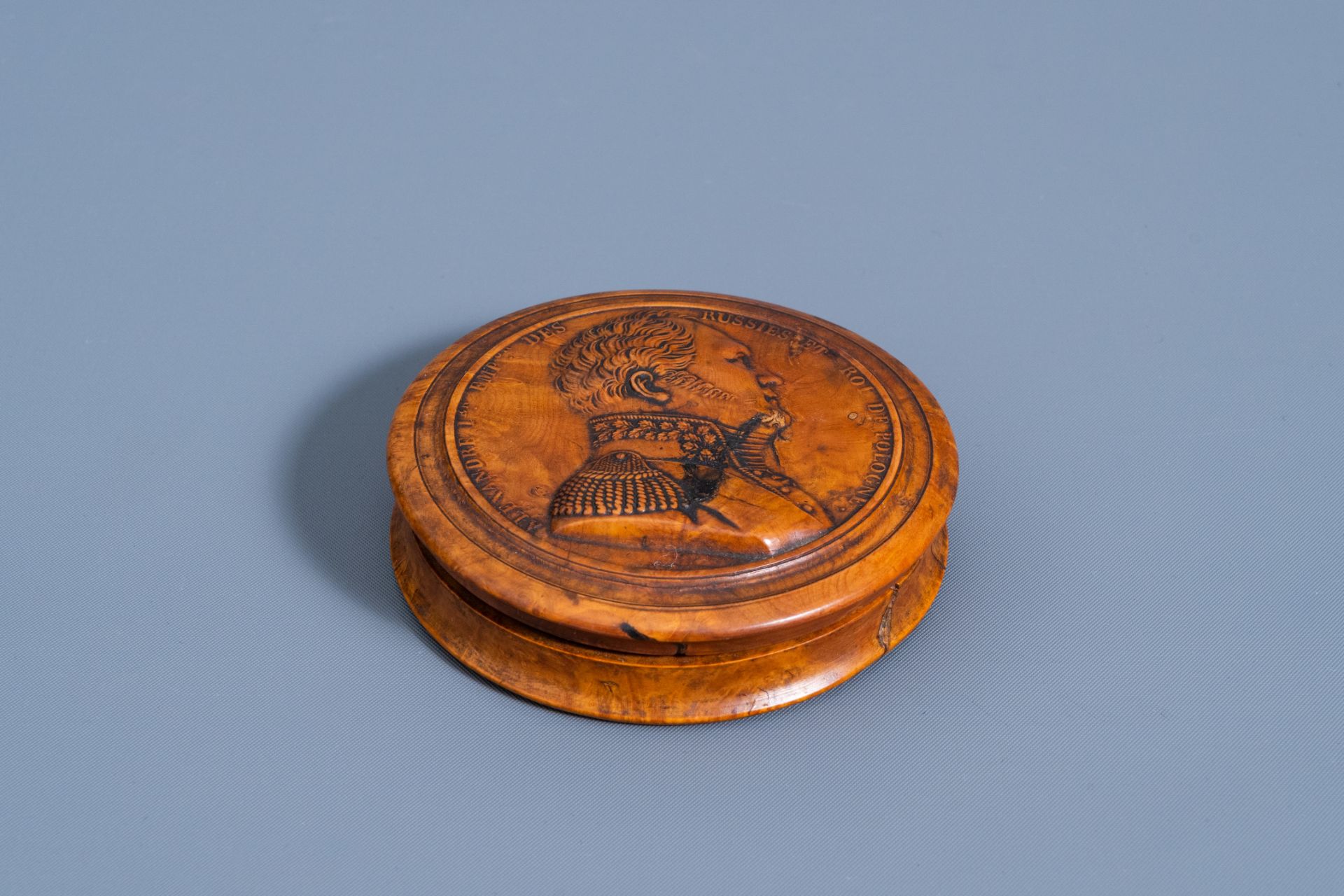 A burl wood and horn snuff box with a relief portrait of the Russian Emperor Alexander I, 19th C. - Image 2 of 8