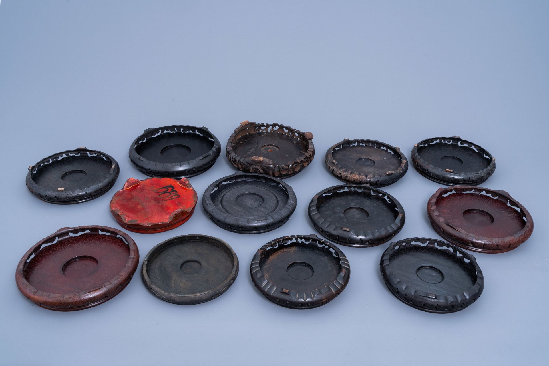 A collection of Chinese carved wood stands and plate holders, 20th C. - Image 4 of 8