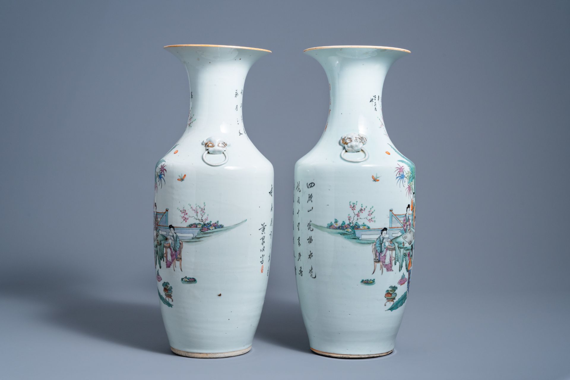 A pair of Chinese famille rose vases with ladies at leisure and an 'Immortals' bowl, 19th/20th C. - Image 4 of 10