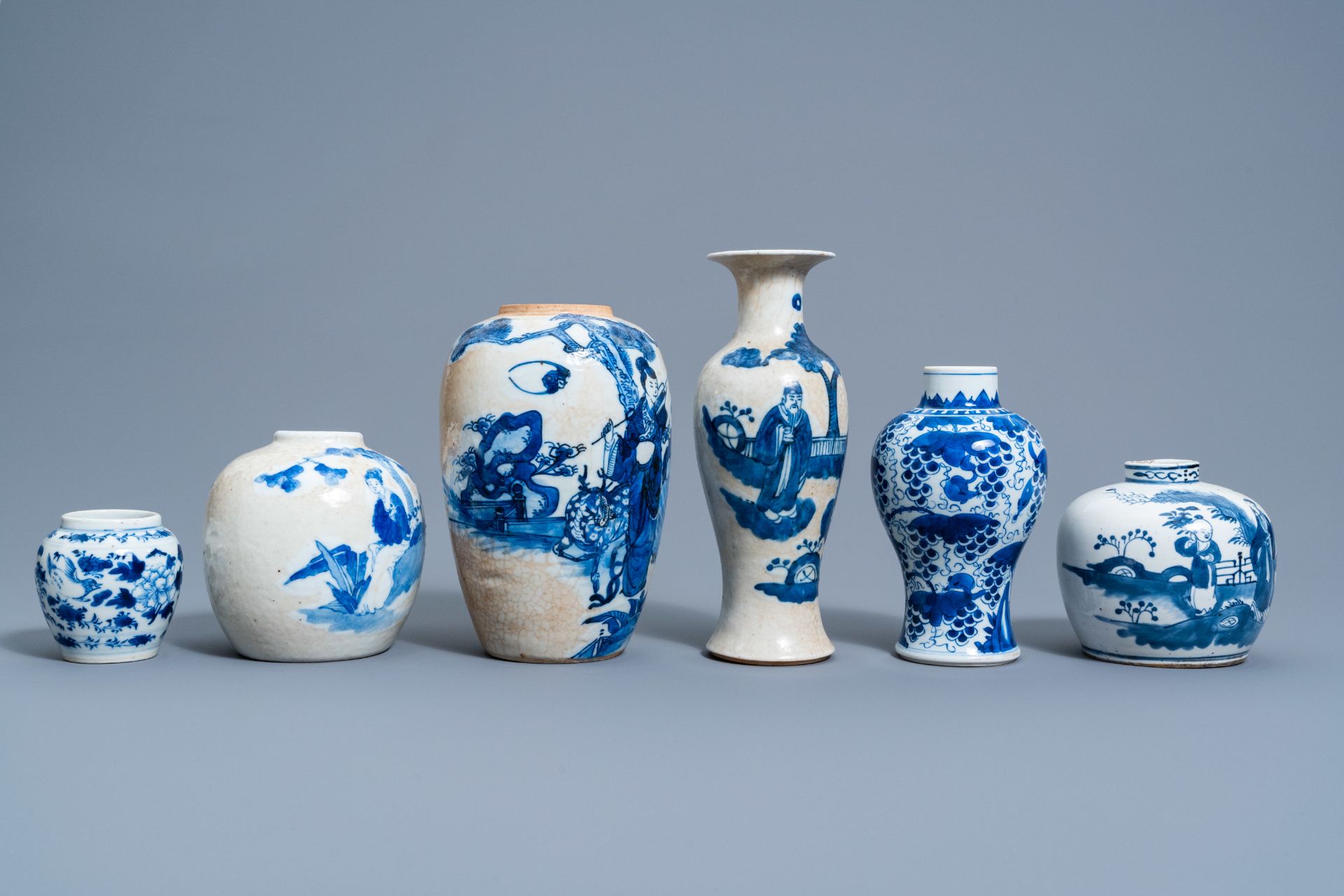 Six various Chinese blue and white vases and jars with figures in a landscape and floral design, 19t - Bild 6 aus 8