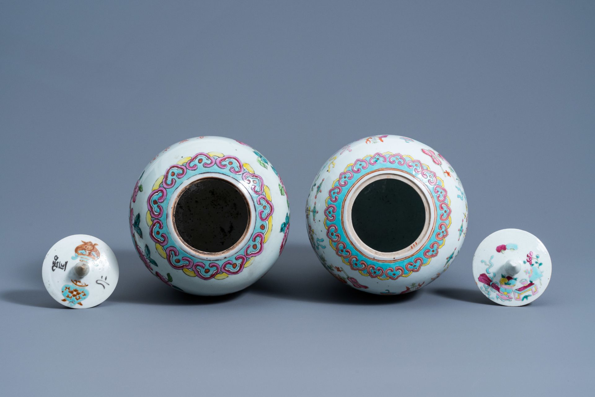 Two Chinese famille rose 'antiquities' jars and covers, 19th C. - Bild 6 aus 7