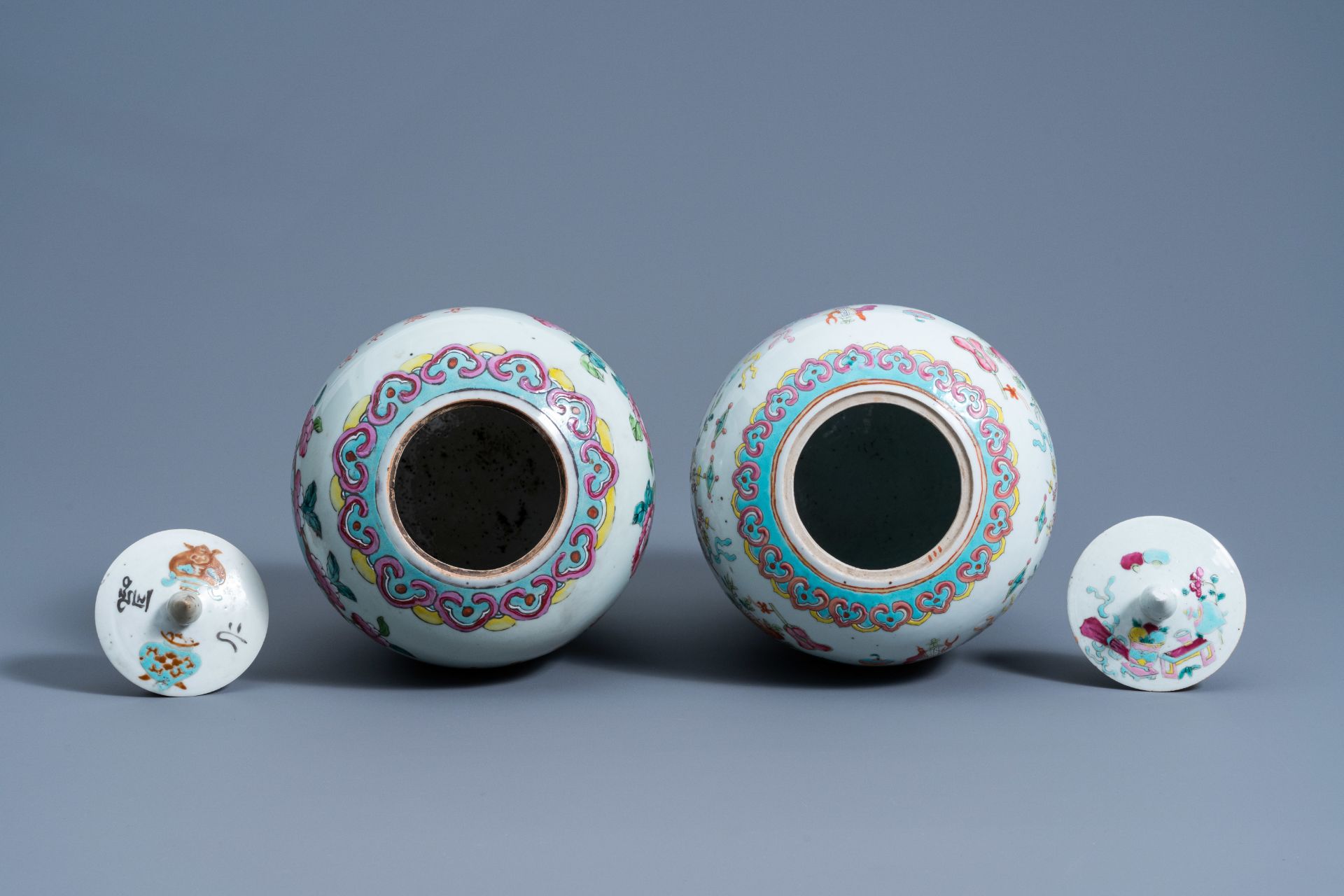 Two Chinese famille rose 'antiquities' jars and covers, 19th C. - Image 6 of 7