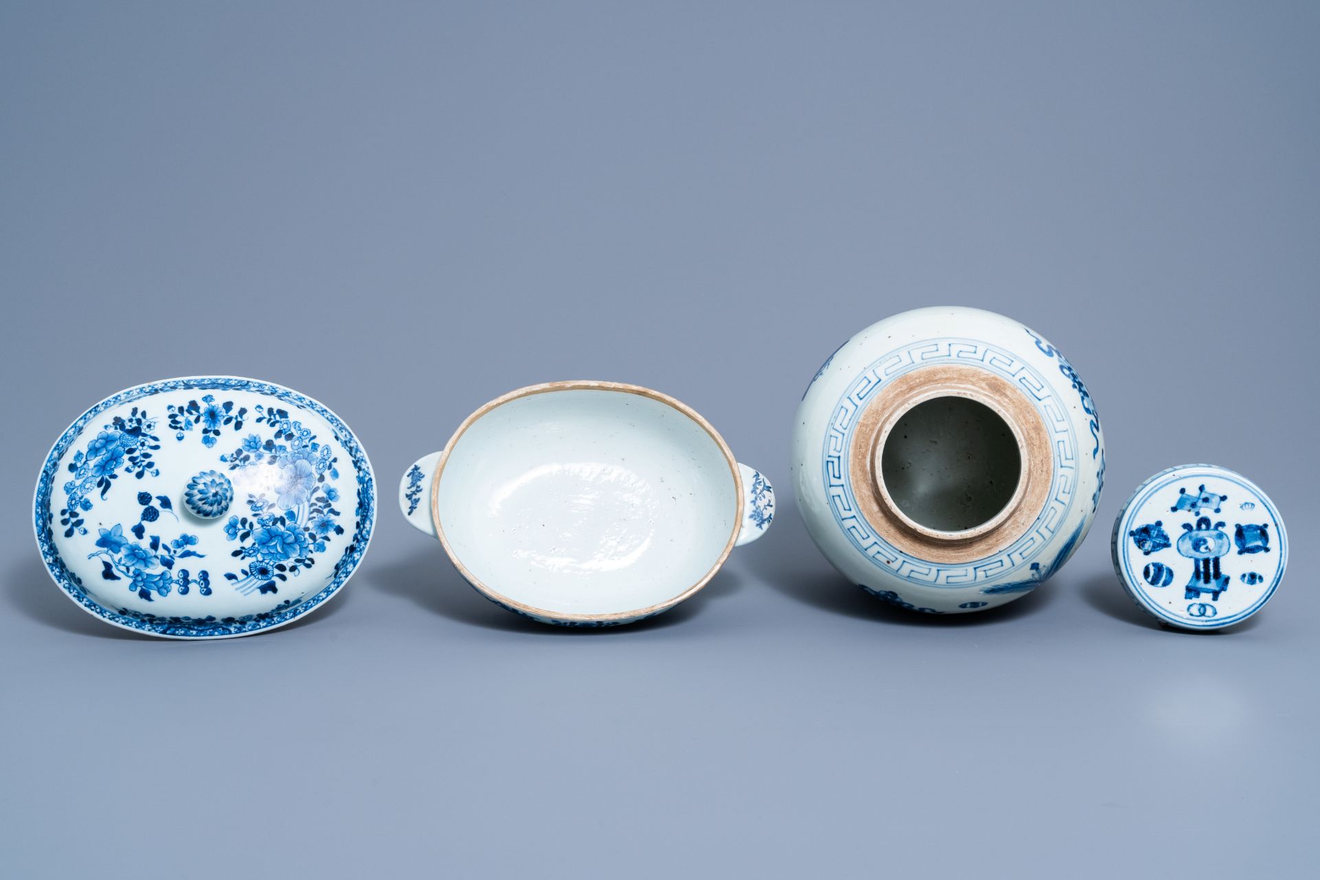 A Chinese blue and white 'antiquities' jar and cover and a tureen and cover with floral design, Qian - Image 7 of 8
