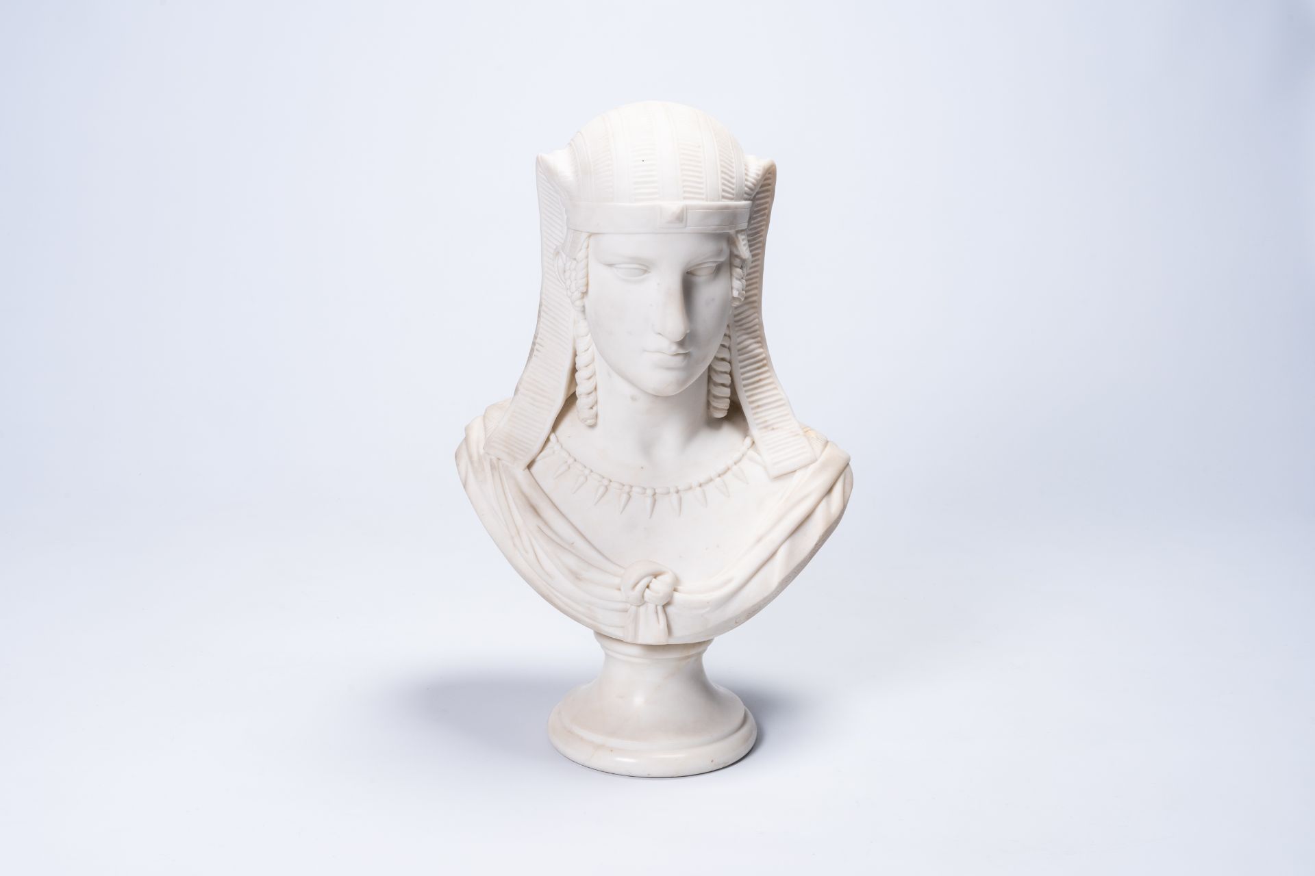 Godfreid D'Kerckhove (Godefroid Van Den Kerckhove, 1841-1913): Bust of an Egyptian beauty, white mar - Bild 2 aus 9