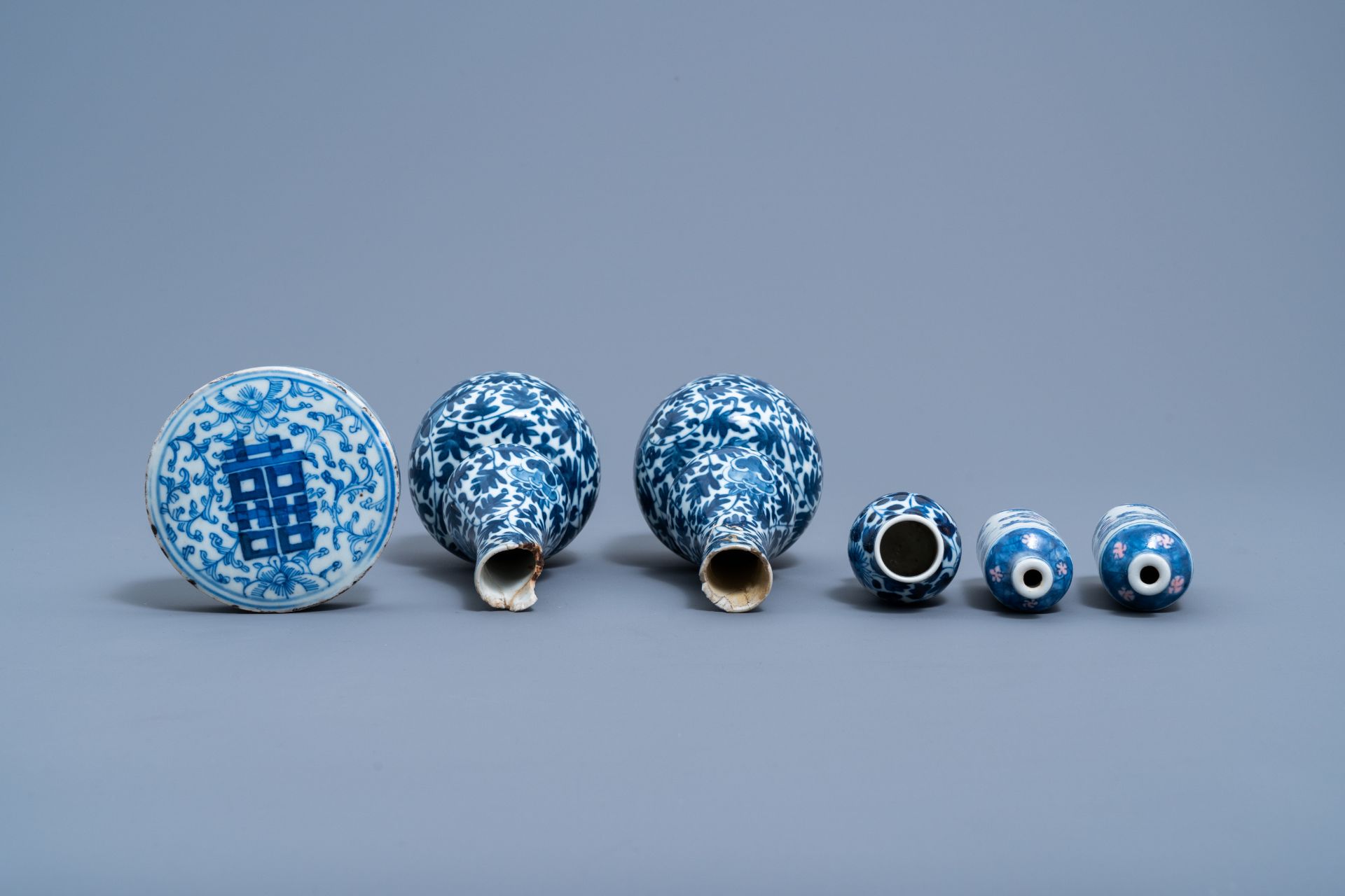 A varied collection of Chinese blue and white porcelain, 19th/20th C. - Image 12 of 15