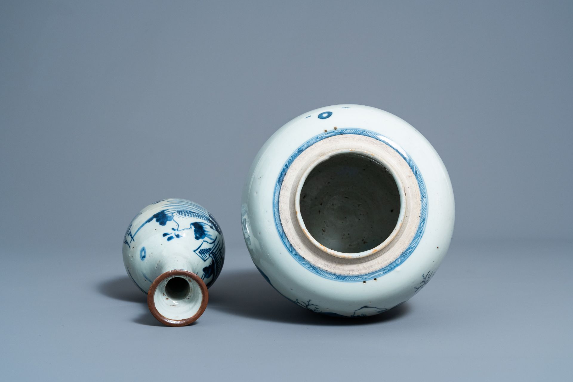A Chinese blue and white ginger jar and a vase with a river landscape, 19th C. - Image 6 of 7