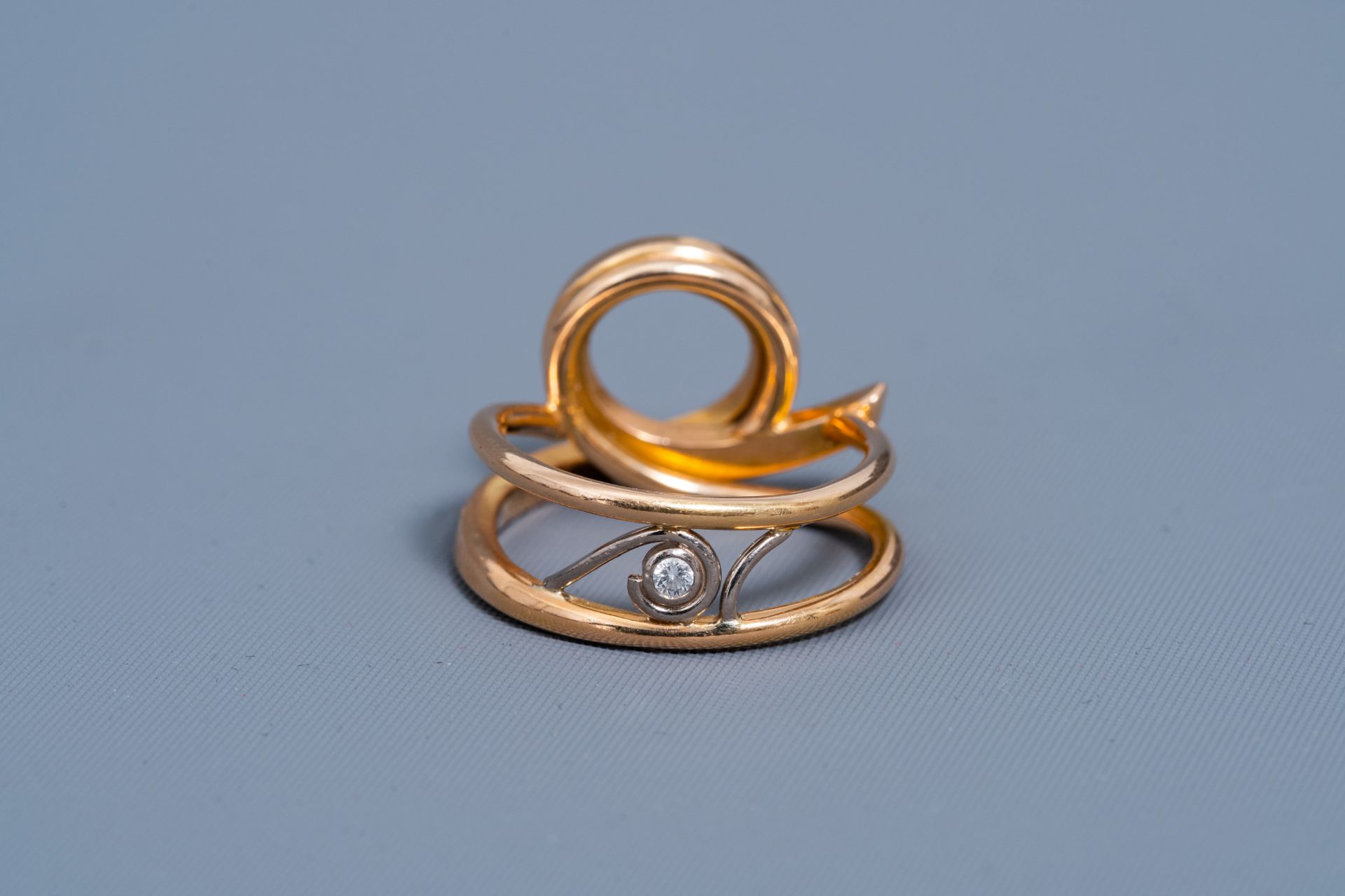 An 18 carat yellow gold ring set with 34 diamonds, 20th C. - Image 5 of 6