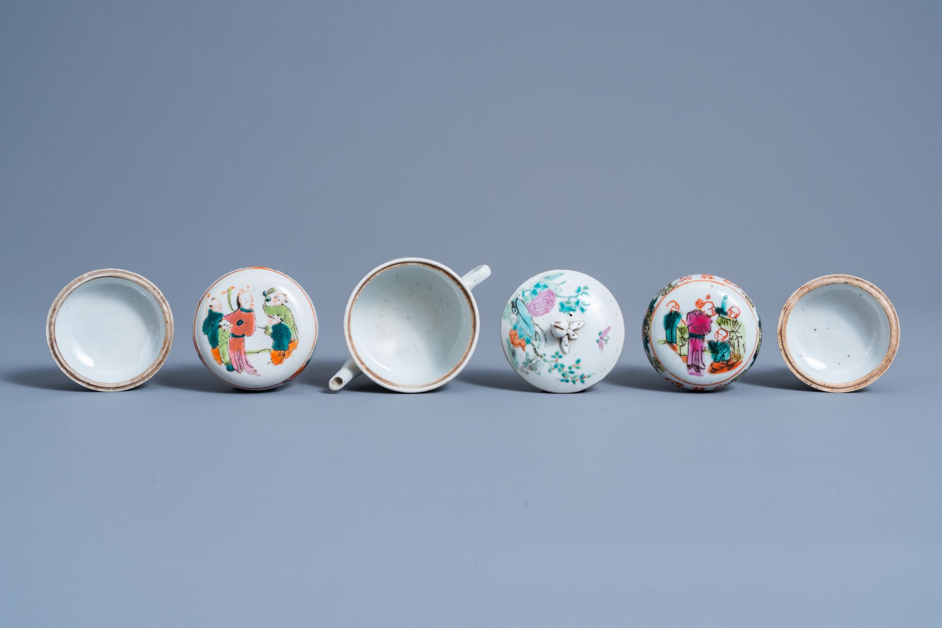 A varied collection of Chinese famille rose porcelain, 19th/20th C. - Image 14 of 15