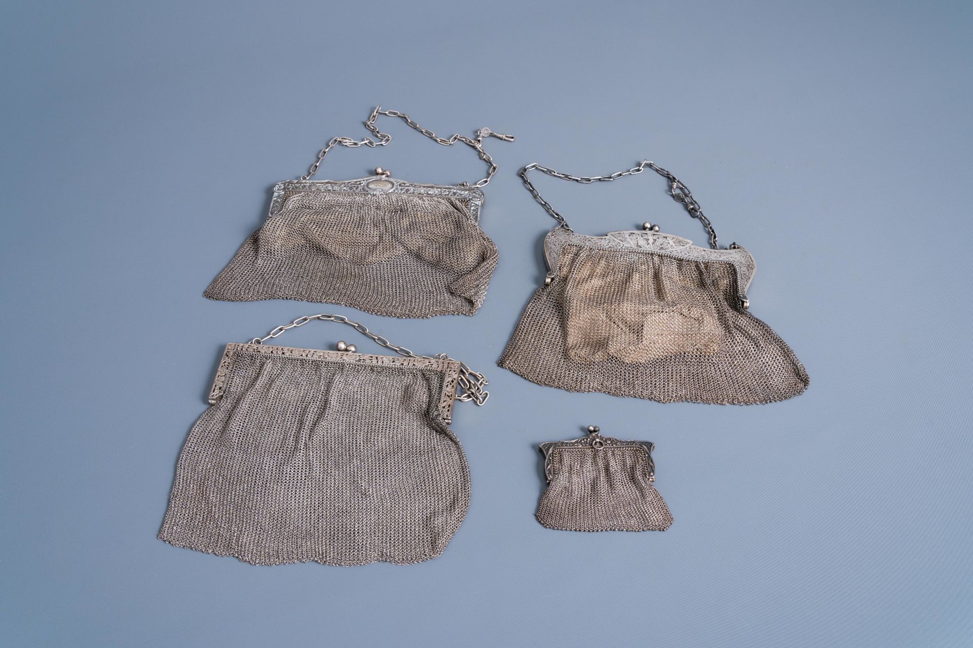 Four various French silver chainmail purses, 800/000, 19th/20th C. - Image 3 of 16