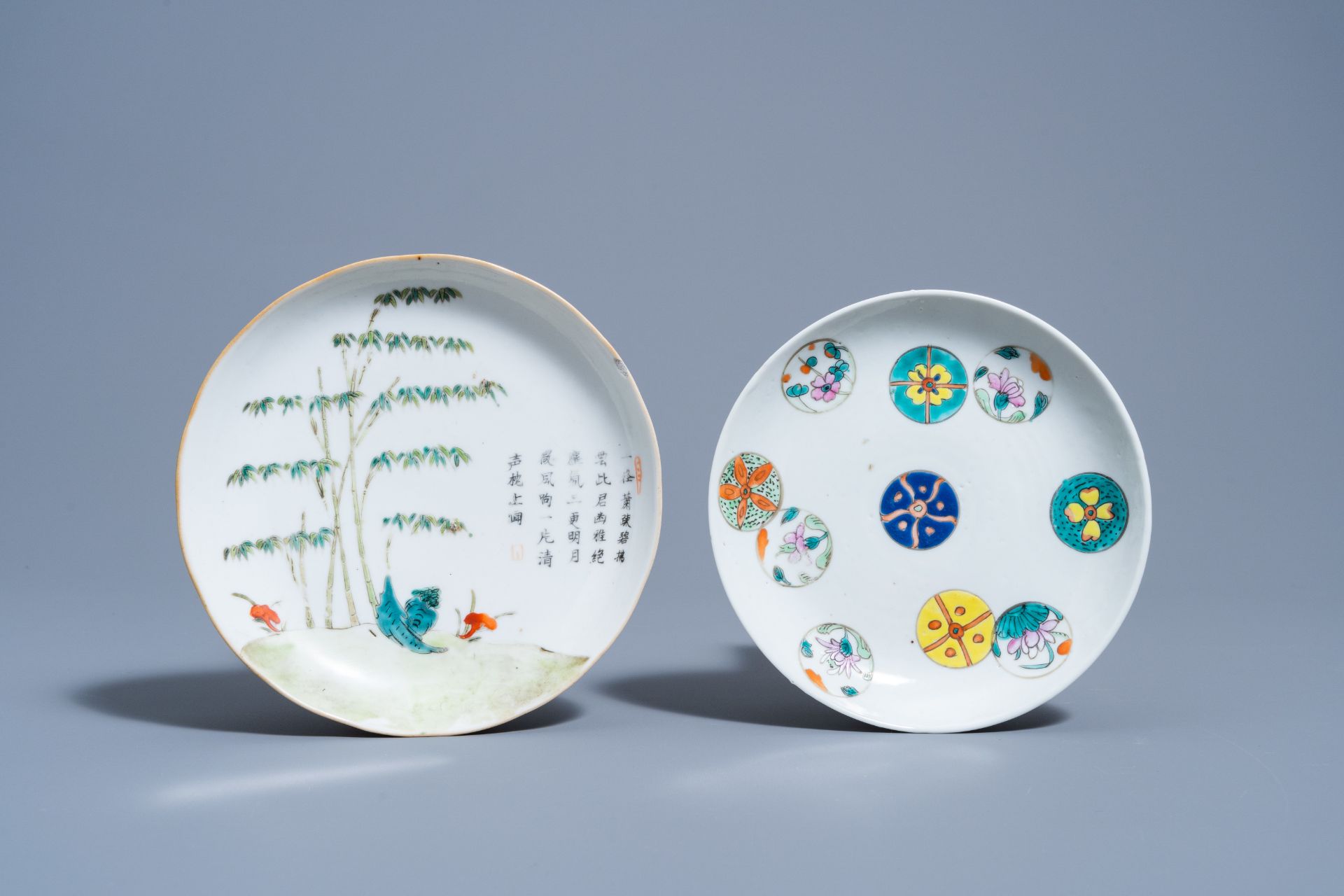 A Chinese qianjiang cai candle holder and two famille rose and verte saucer dishes, 19th/20th C. - Image 2 of 9