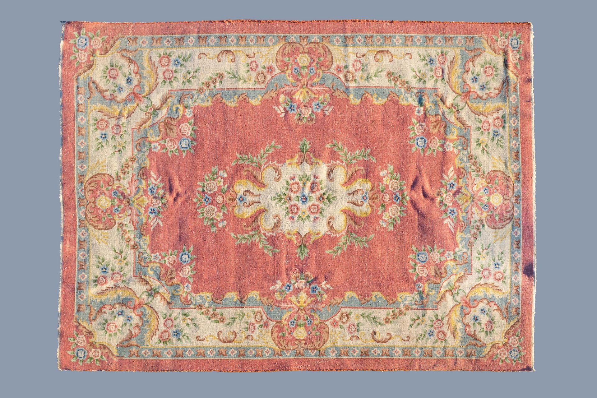 A French woolen Aubusson rug with floral design, 20th C. - Image 2 of 3