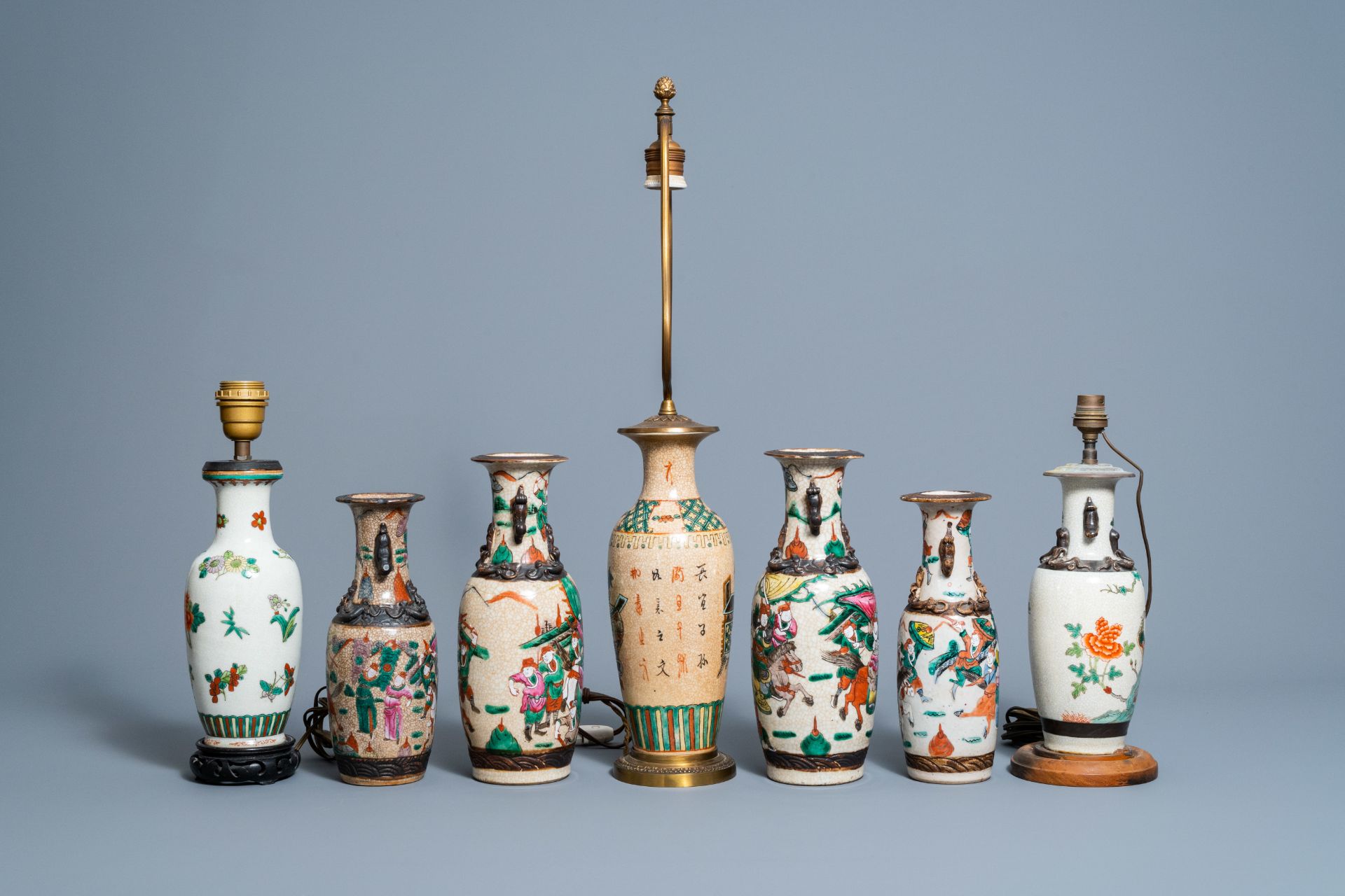 A varied collection of Chinese Nanking crackle glazed famille rose and verte porcelain, 19th/20th C. - Bild 5 aus 7