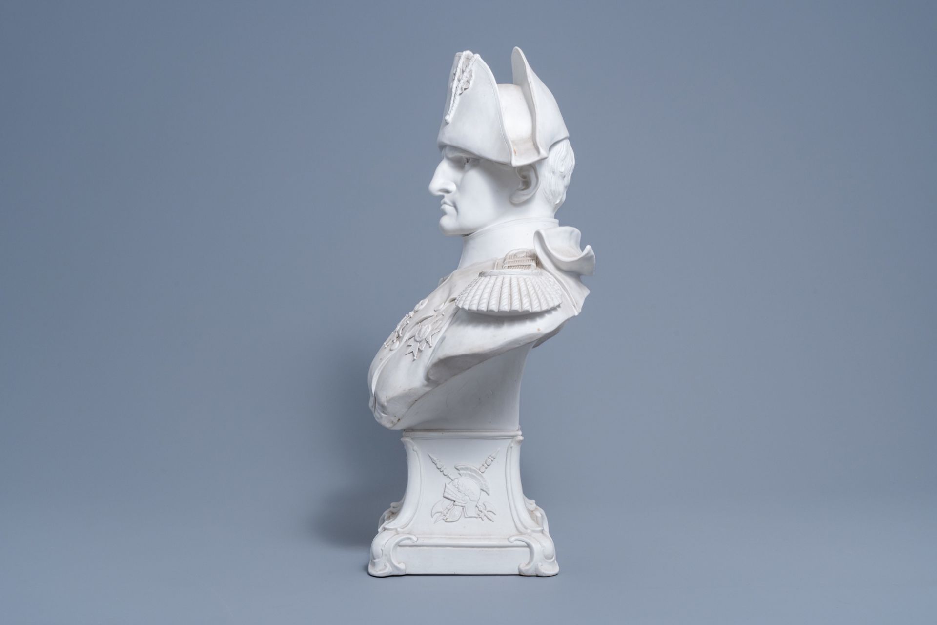 A large French biscuit bust of Emperor Napoleon on stand, Svres mark, 19th/20th C. - Image 3 of 8