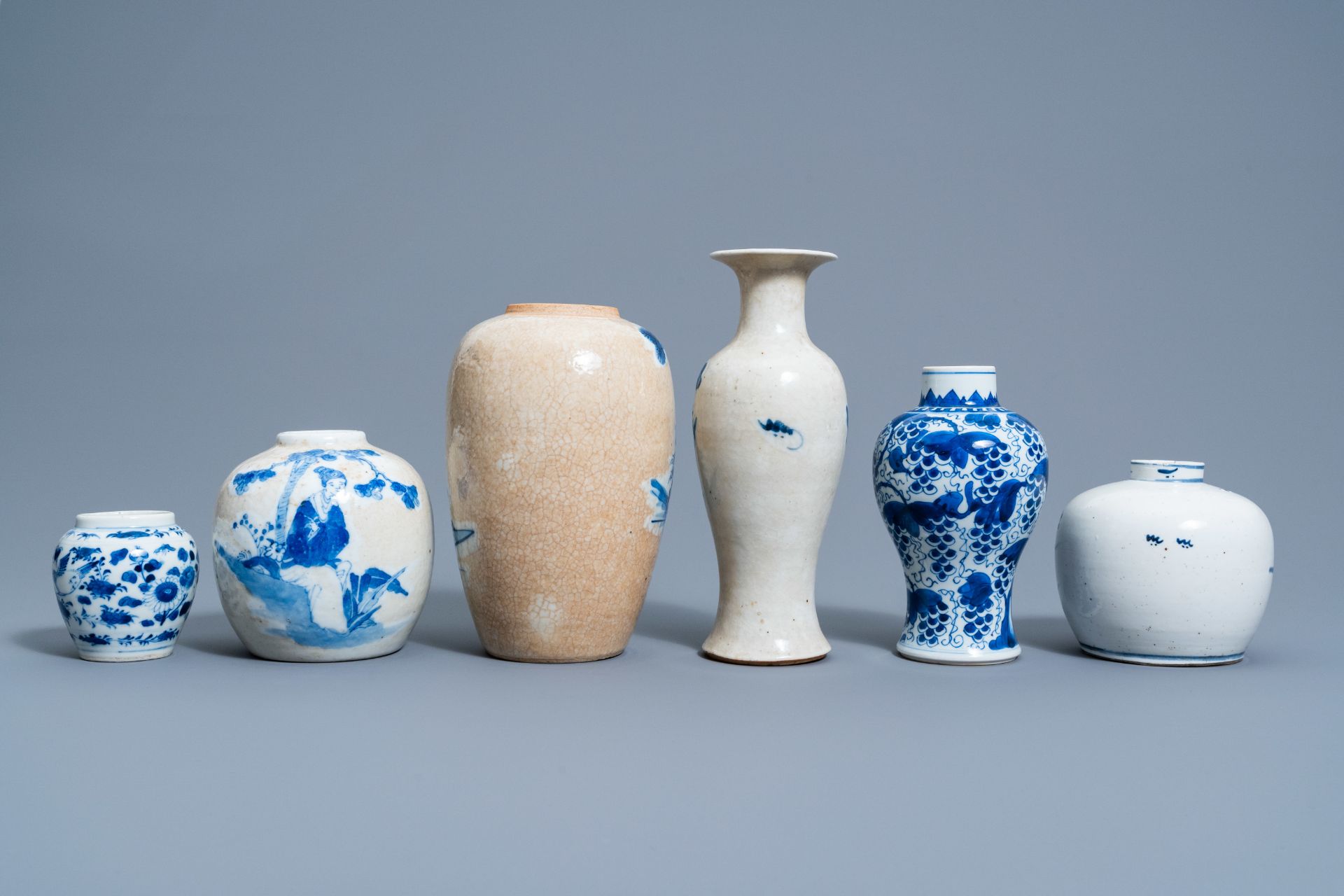 Six various Chinese blue and white vases and jars with figures in a landscape and floral design, 19t - Bild 4 aus 8