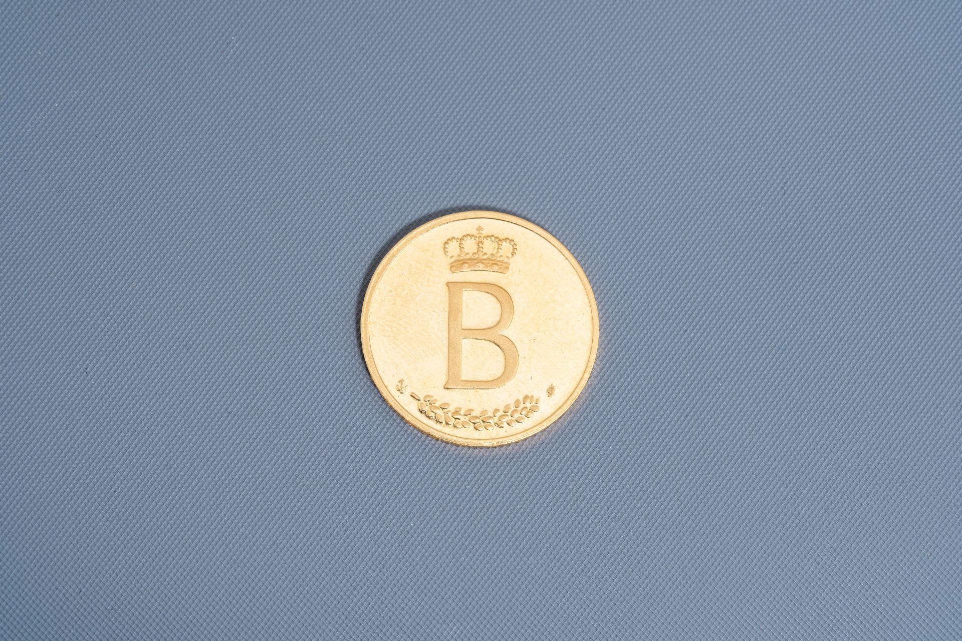 Three Belgian 21,6 carat yellow gold coins on the occasion of the 25th anniversary of King Baudouin - Image 4 of 9