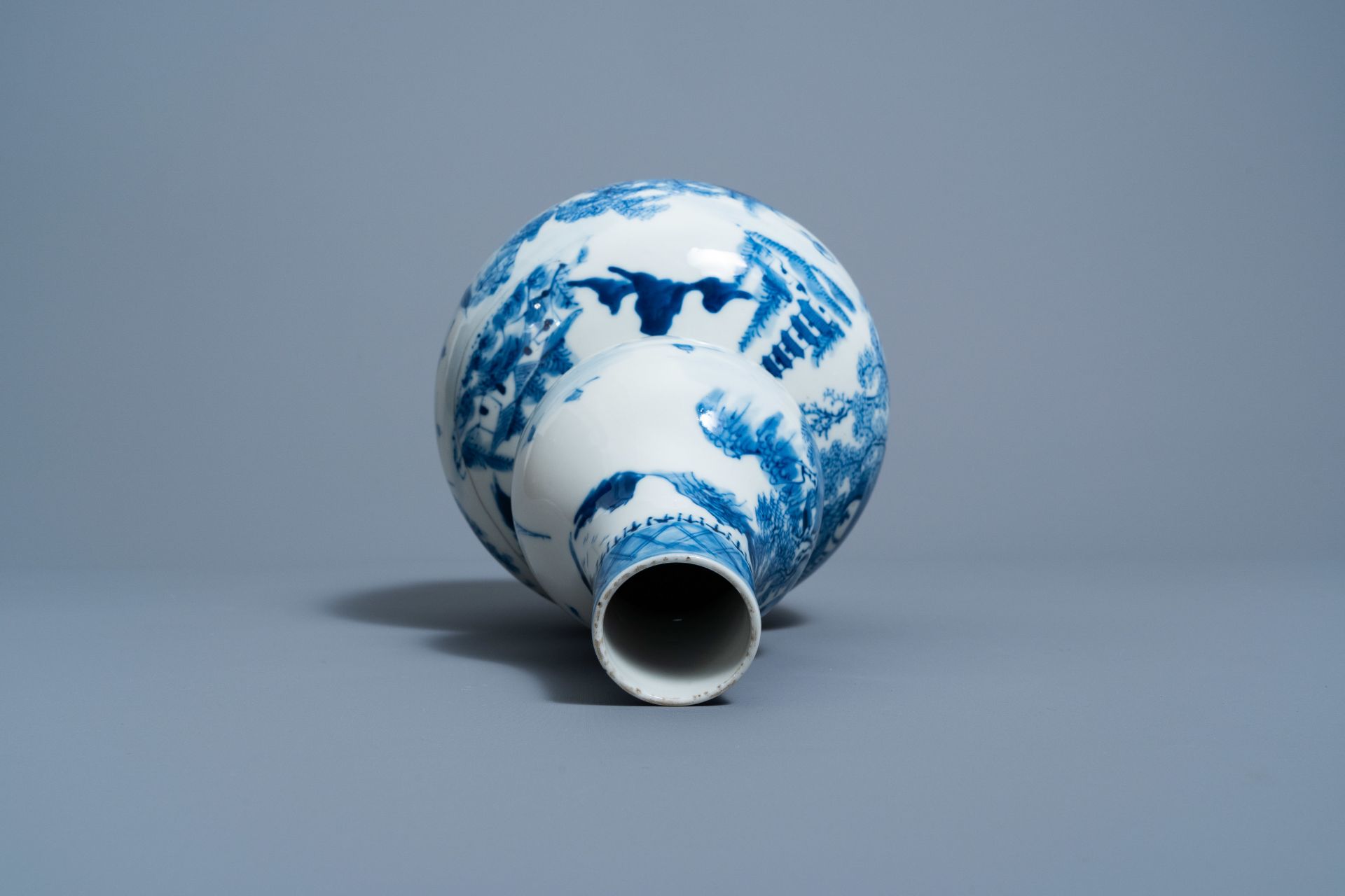 A Chinese blue and white double gourd 'landscape' vase, 19th C. - Image 5 of 6