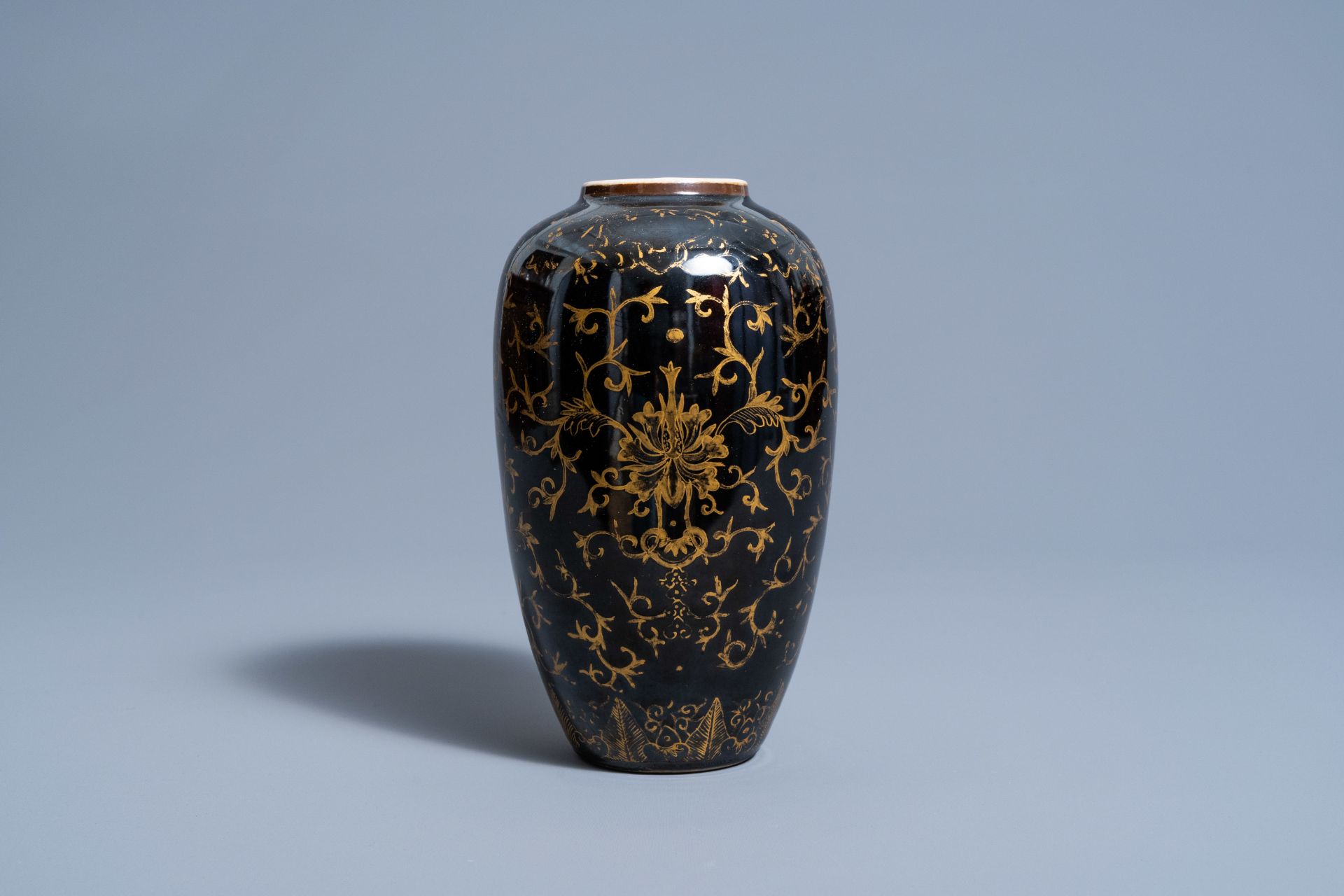 A Chinese monochrome black vase with gilt lotus scrolls, 19th C.