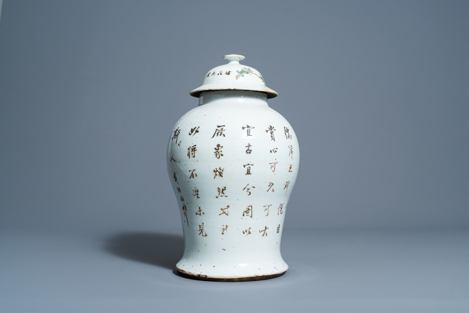A Chinese qianjiang cai vase and cover with antiquities design, 19th/20th C. - Image 3 of 6