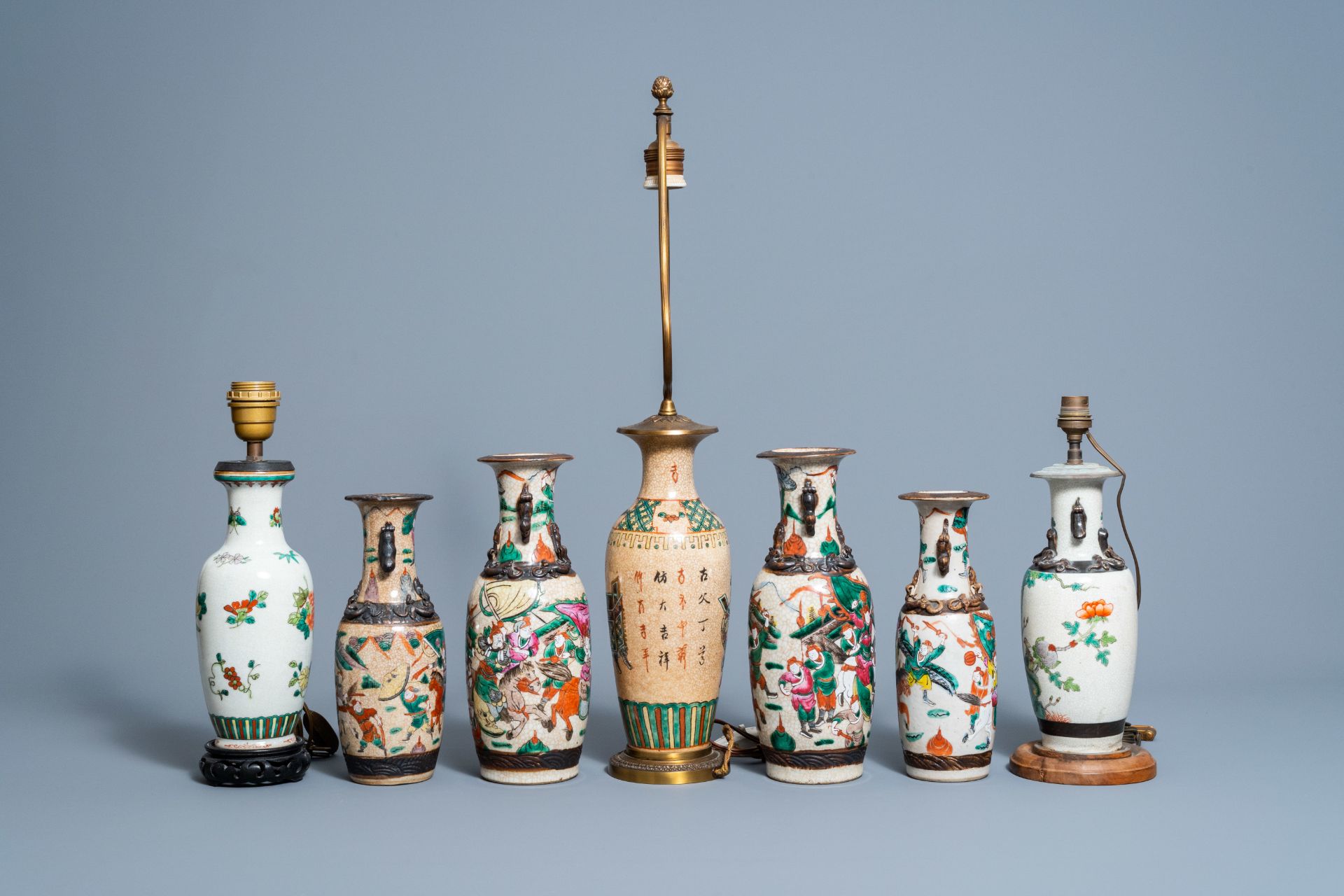 A varied collection of Chinese Nanking crackle glazed famille rose and verte porcelain, 19th/20th C. - Bild 3 aus 7