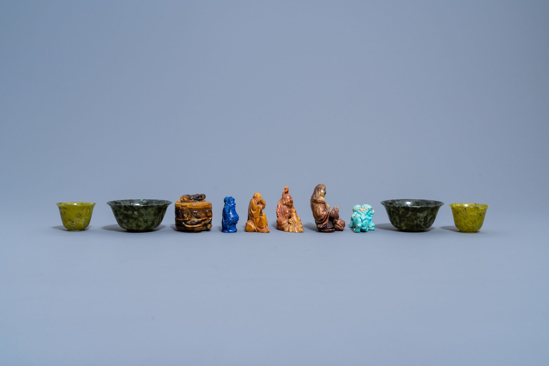 A varied collection of Chinese sculptures and objects in various precious stones, 20th C. - Image 10 of 15