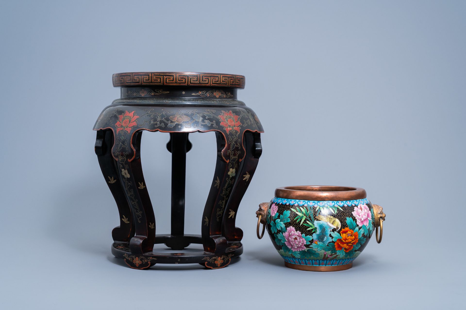 A Chinese lacquered wood stand with cloisonnŽ top with a crane and a cloisonnŽ jardinire with birds - Image 4 of 7