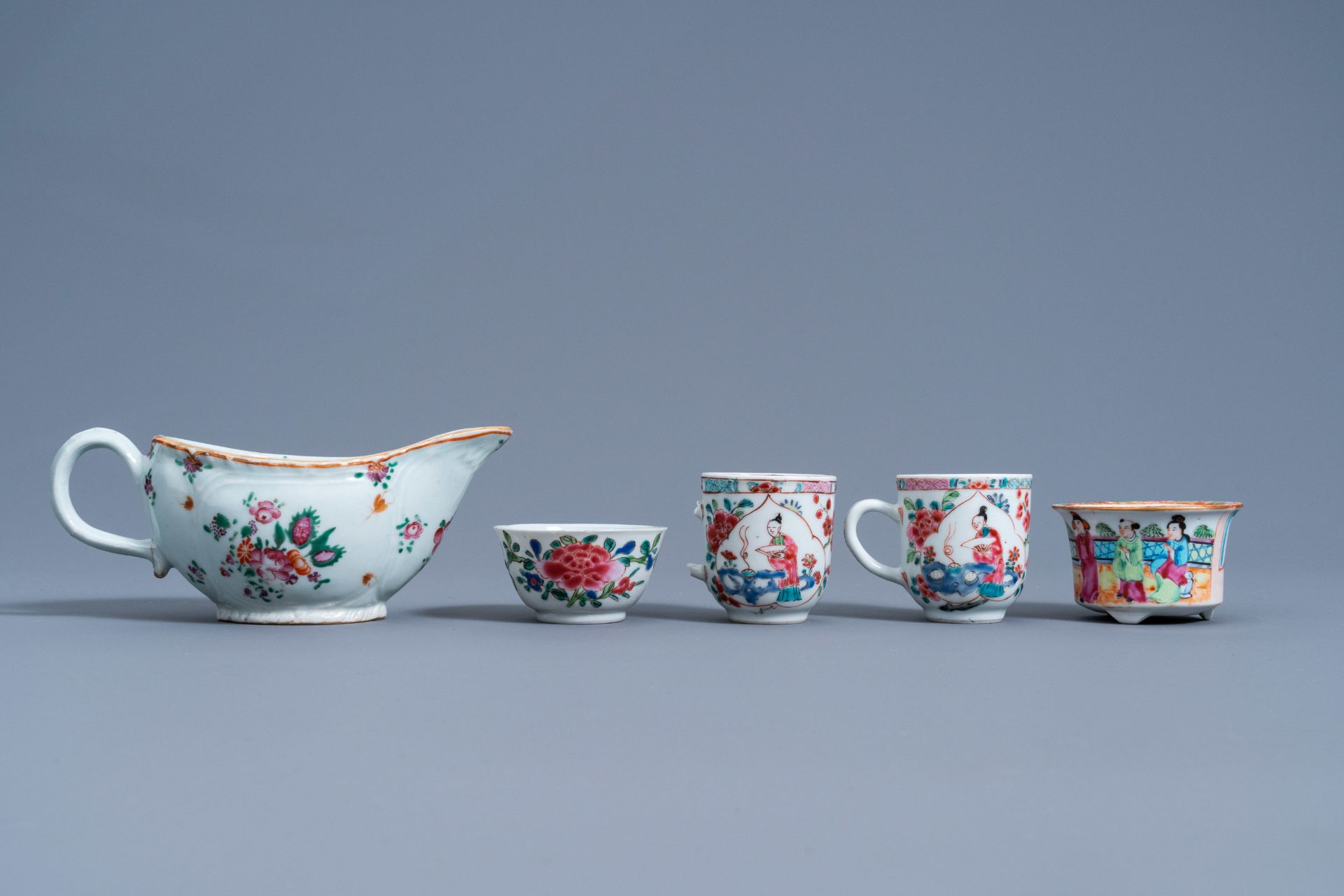 A varied collection of Chinese famille rose porcelain, 18th/19th C. - Bild 4 aus 9