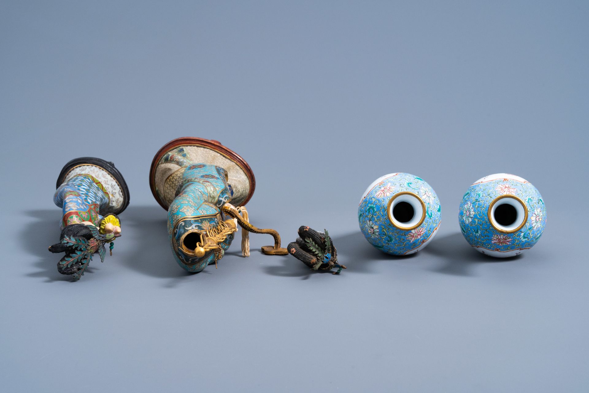 Three Chinese cloisonnŽ figures and a pair of enamel vases with floral design, 20th C. - Image 12 of 15