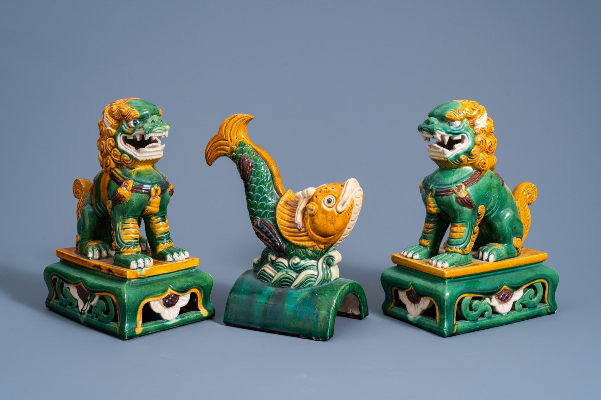 A Chinese sancai fish-form roof tile and two temple lions, 20th C. - Image 2 of 9