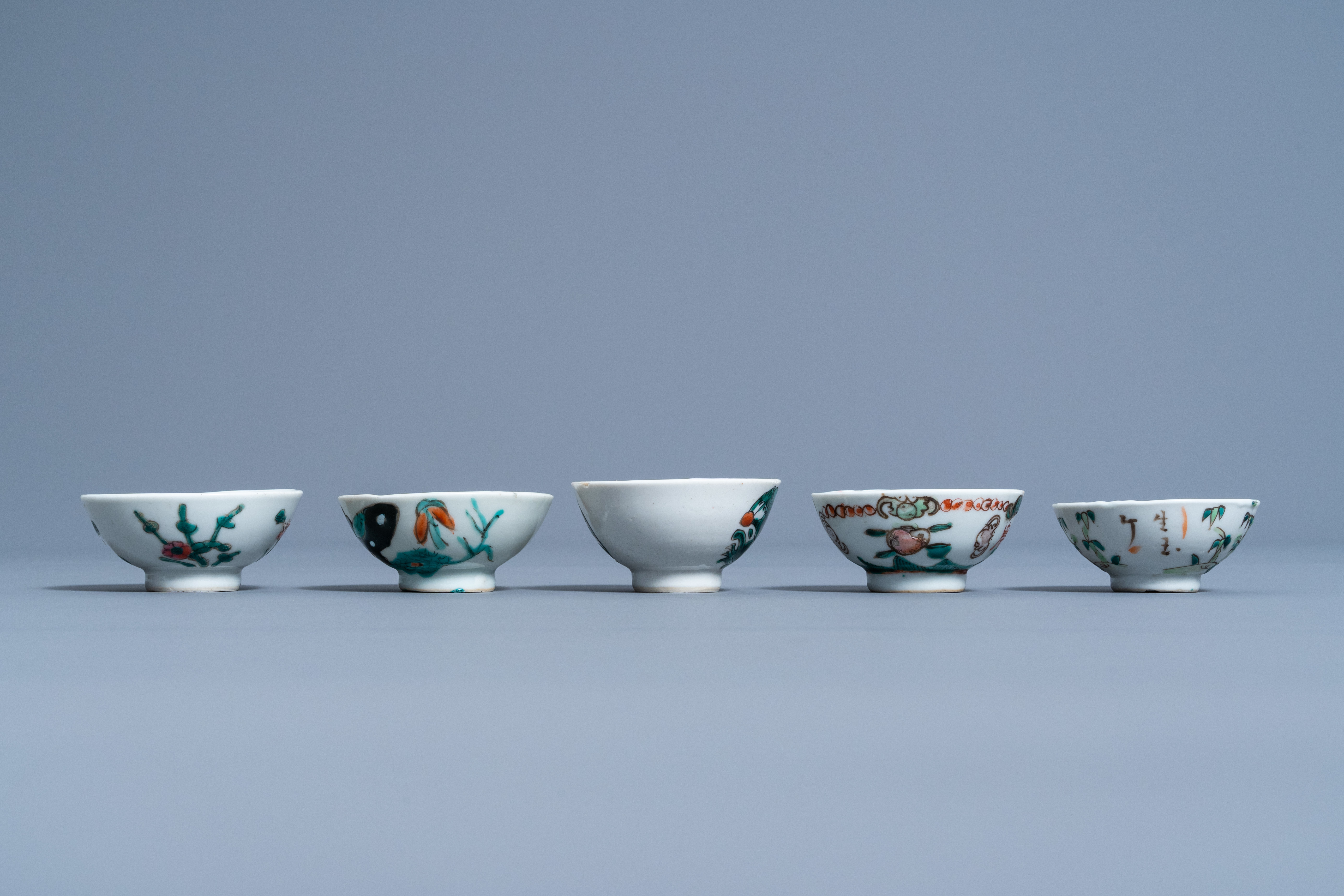A varied collection of Chinese famille rose and iron red porcelain, 19th/20th C. - Image 11 of 15