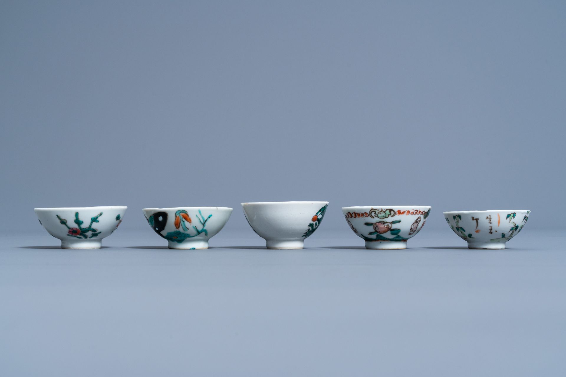A varied collection of Chinese famille rose and iron red porcelain, 19th/20th C. - Bild 11 aus 15