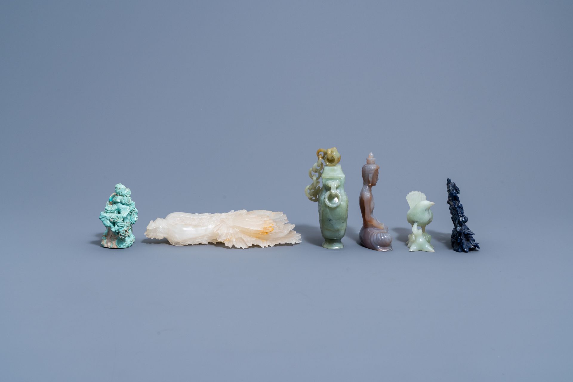 A varied collection of Chinese sculptures and objects in various precious stones, 20th C. - Image 4 of 15