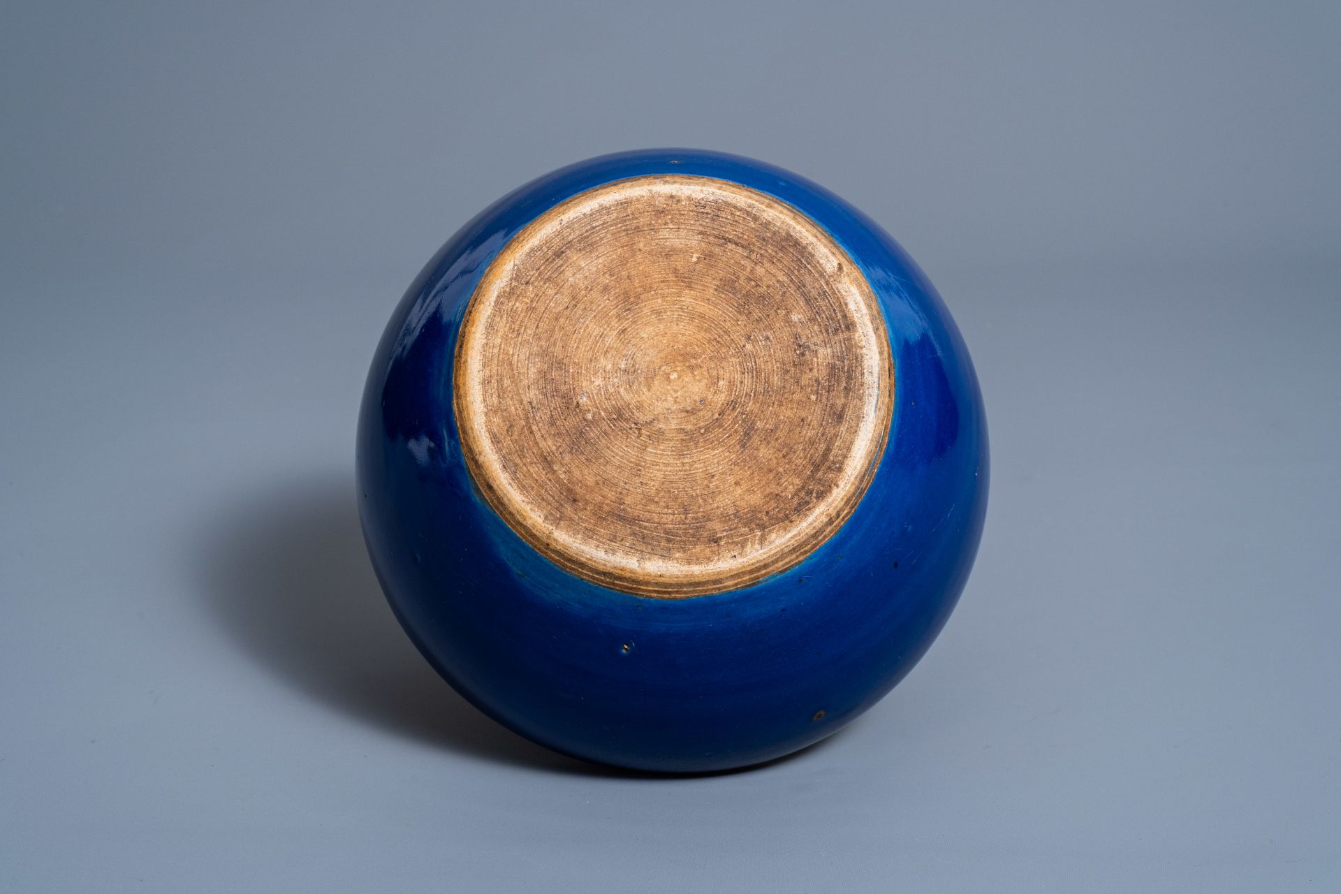 A Chinese monochrome blue alms bowl, 19th C. - Image 7 of 7