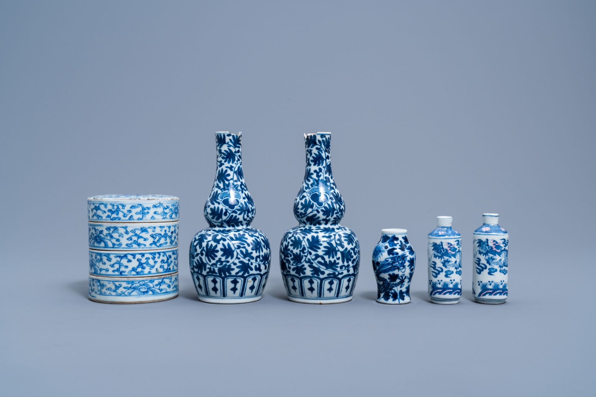 A varied collection of Chinese blue and white porcelain, 19th/20th C. - Image 8 of 15