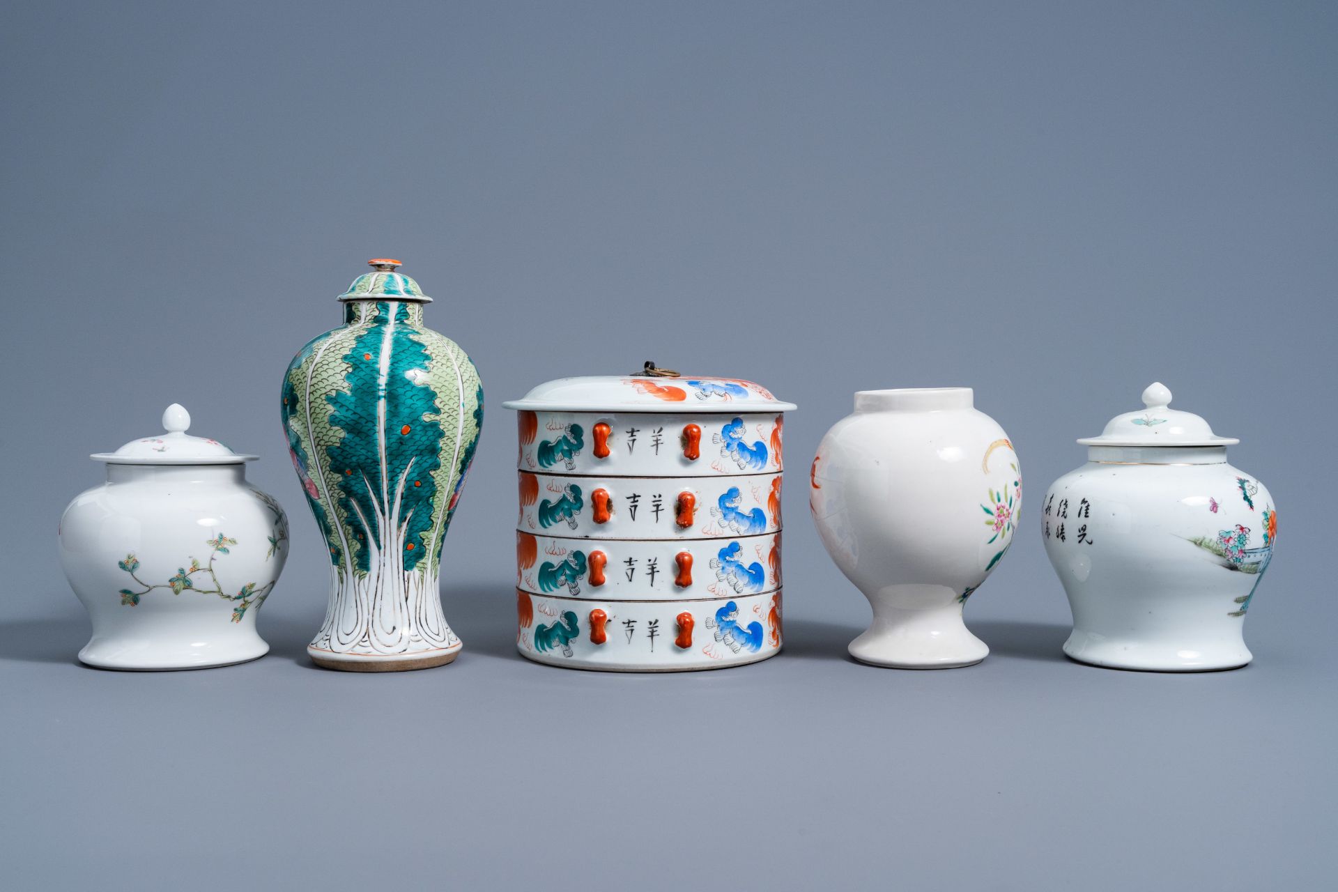 A varied collection of Chinese famille rose, famille verte and iron red porcelain, 19th/20th C. - Image 13 of 17