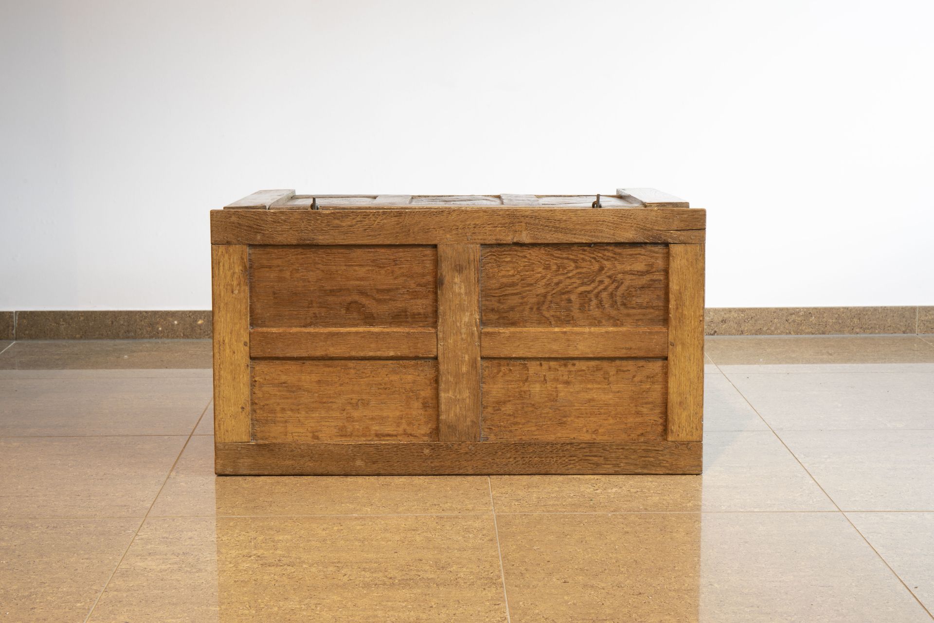 A Gothic revival oak wooden chest, 19th C. and earlier - Image 7 of 8