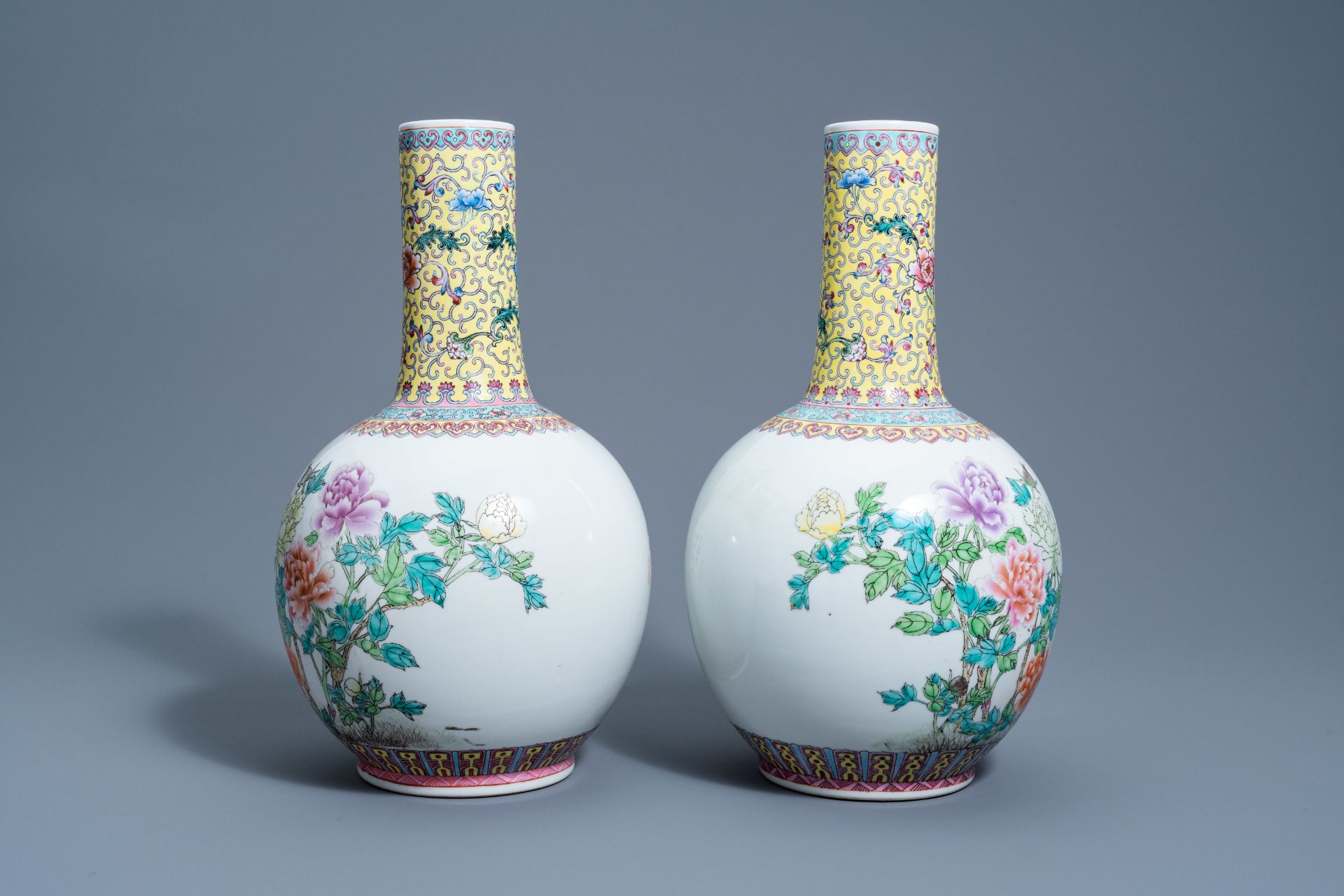 A pair of Chinese famille rose bottle vases with floral design and a charger with ladies in a garden - Image 5 of 9