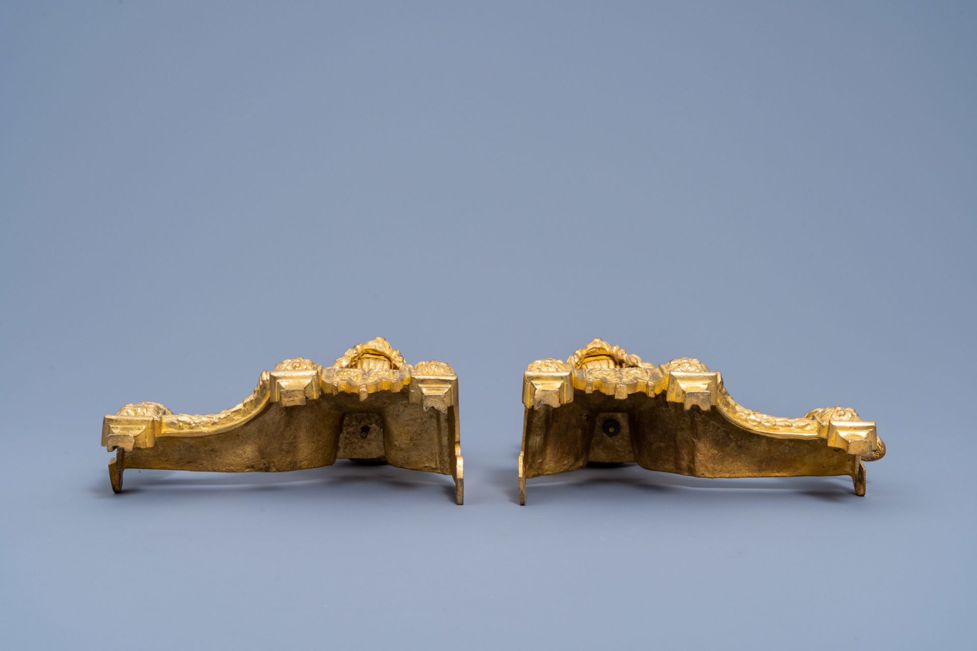 A pair of French Louis XVI style gilt bronze chenets and fire fender, 19th/20th C. - Image 8 of 11