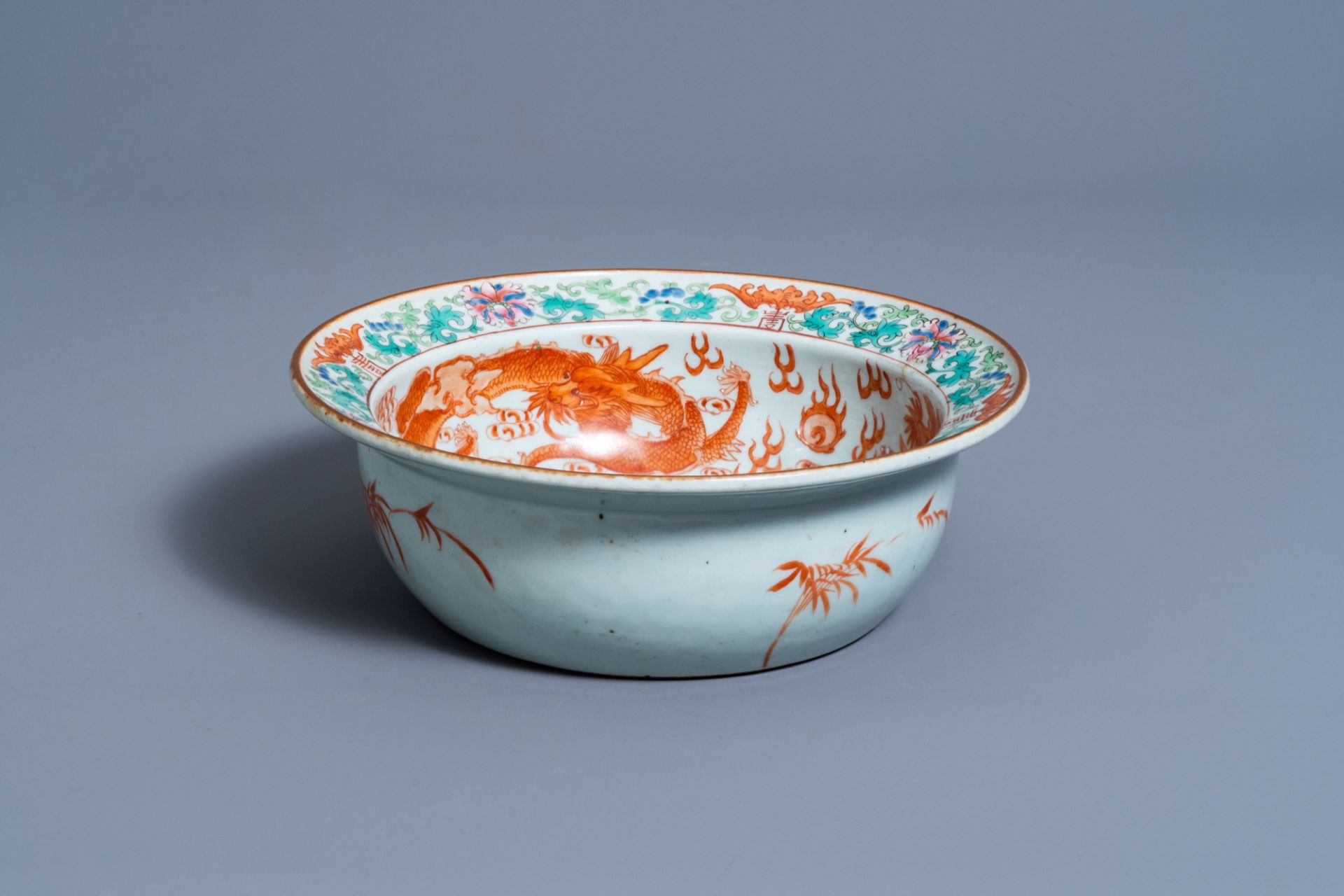 A Chinese famille rose 'dragons' bowl, 19th C. - Image 3 of 7