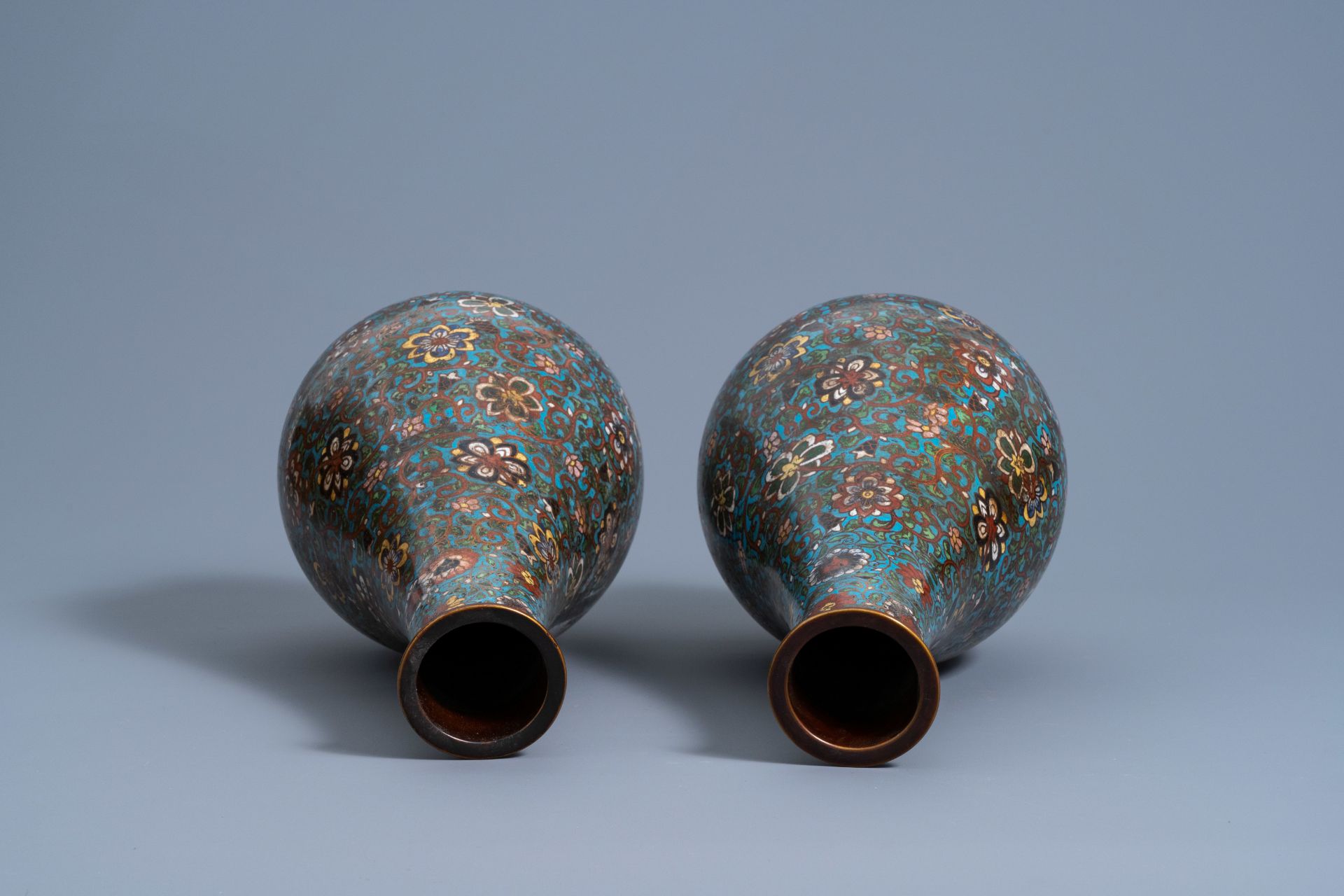 A pair of Chinese bottle shaped cloisonnŽ vases with floral design, 19th/20th C. - Image 5 of 6